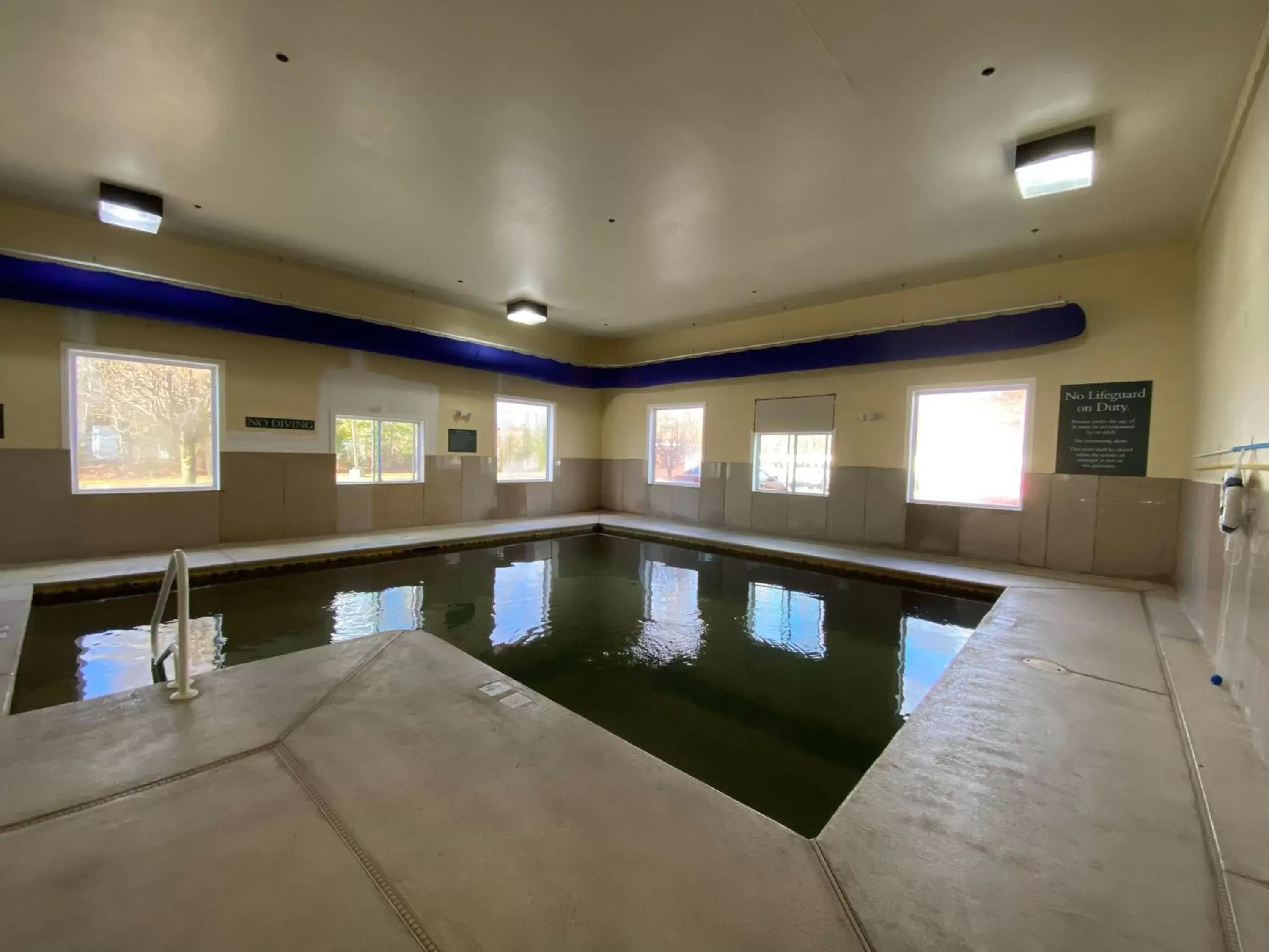 Swimming Pool in Country Inn & Suites by Radisson, Absecon (Atlantic City) Galloway, NJ