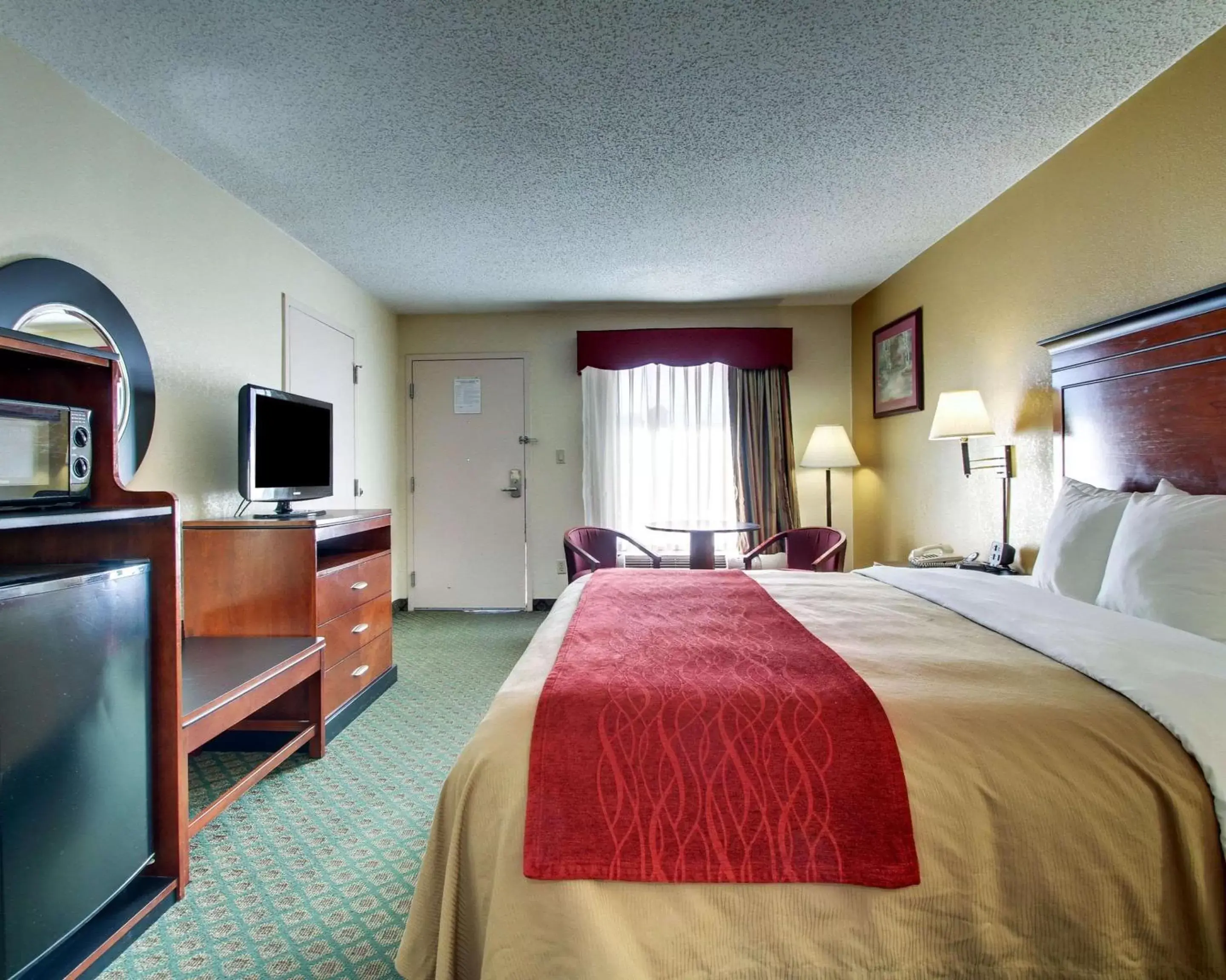 Photo of the whole room, TV/Entertainment Center in Quality Inn Brookhaven