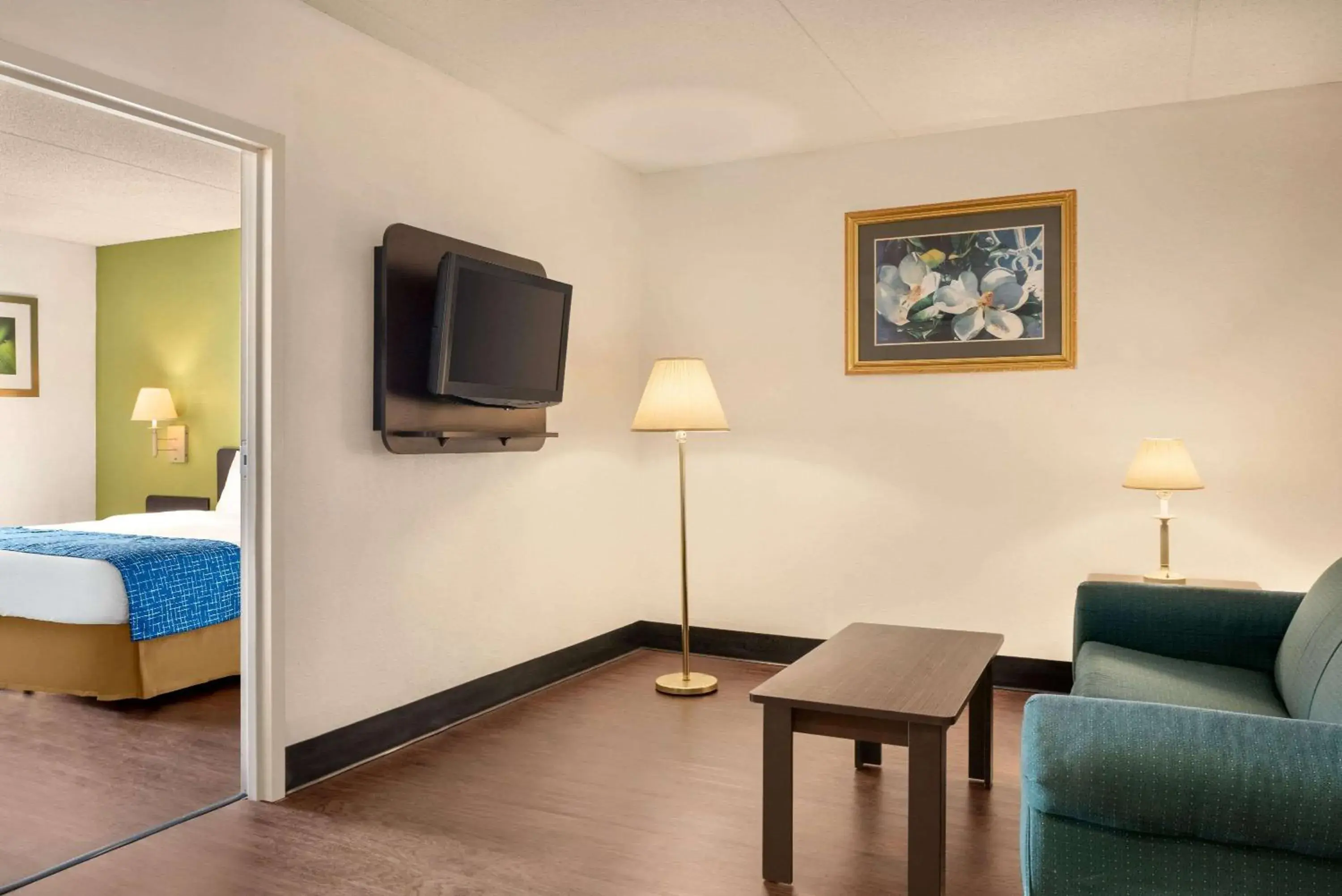 Photo of the whole room, TV/Entertainment Center in Travelodge by Wyndham Zanesville