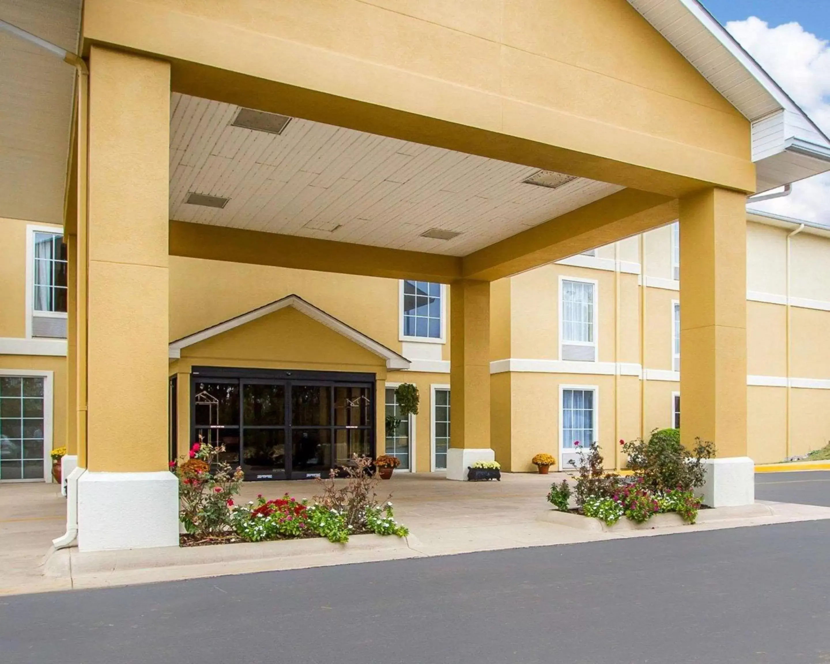 Property building in Comfort Inn Poplar Bluff North