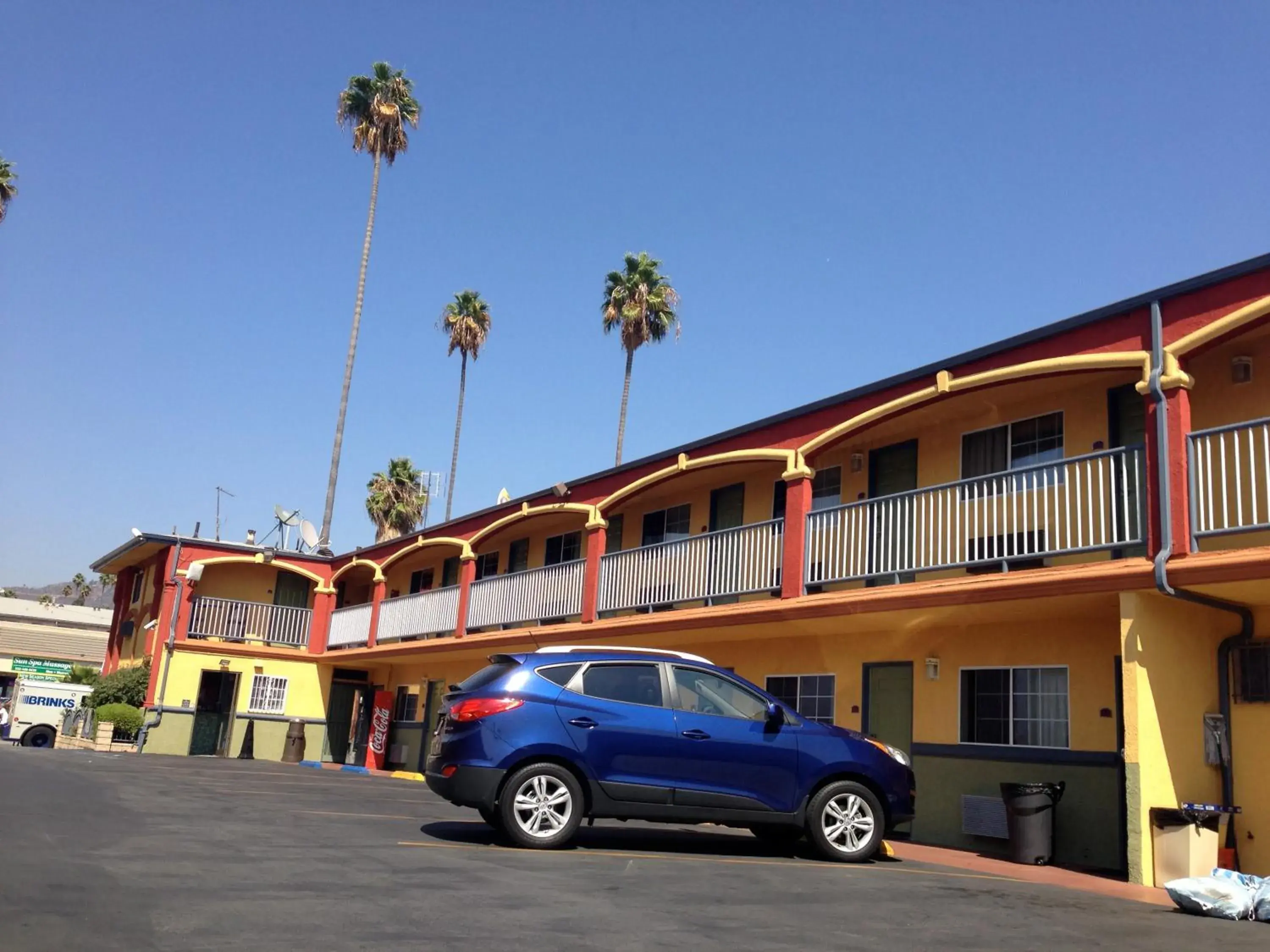 Property Building in Economy Inn Hollywood