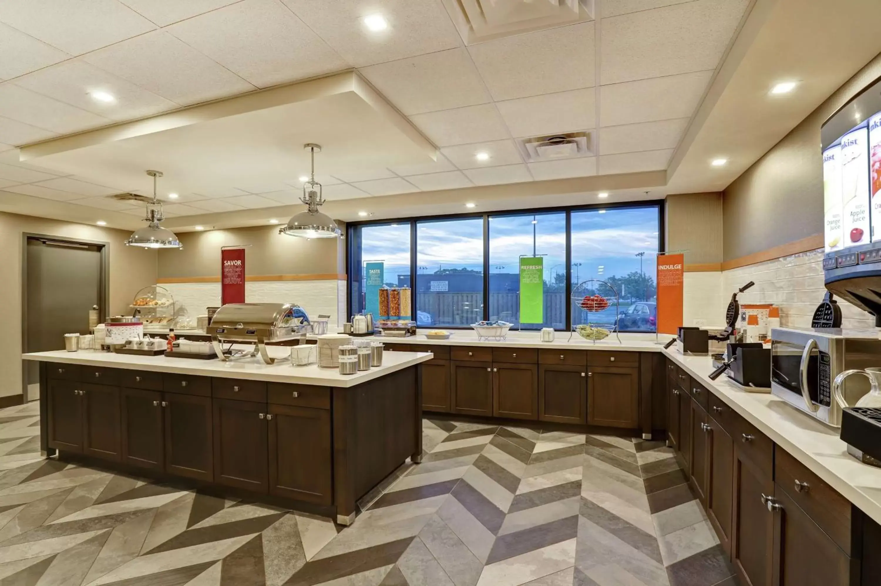 Breakfast, Kitchen/Kitchenette in Hampton Inn St. Catharines Niagara