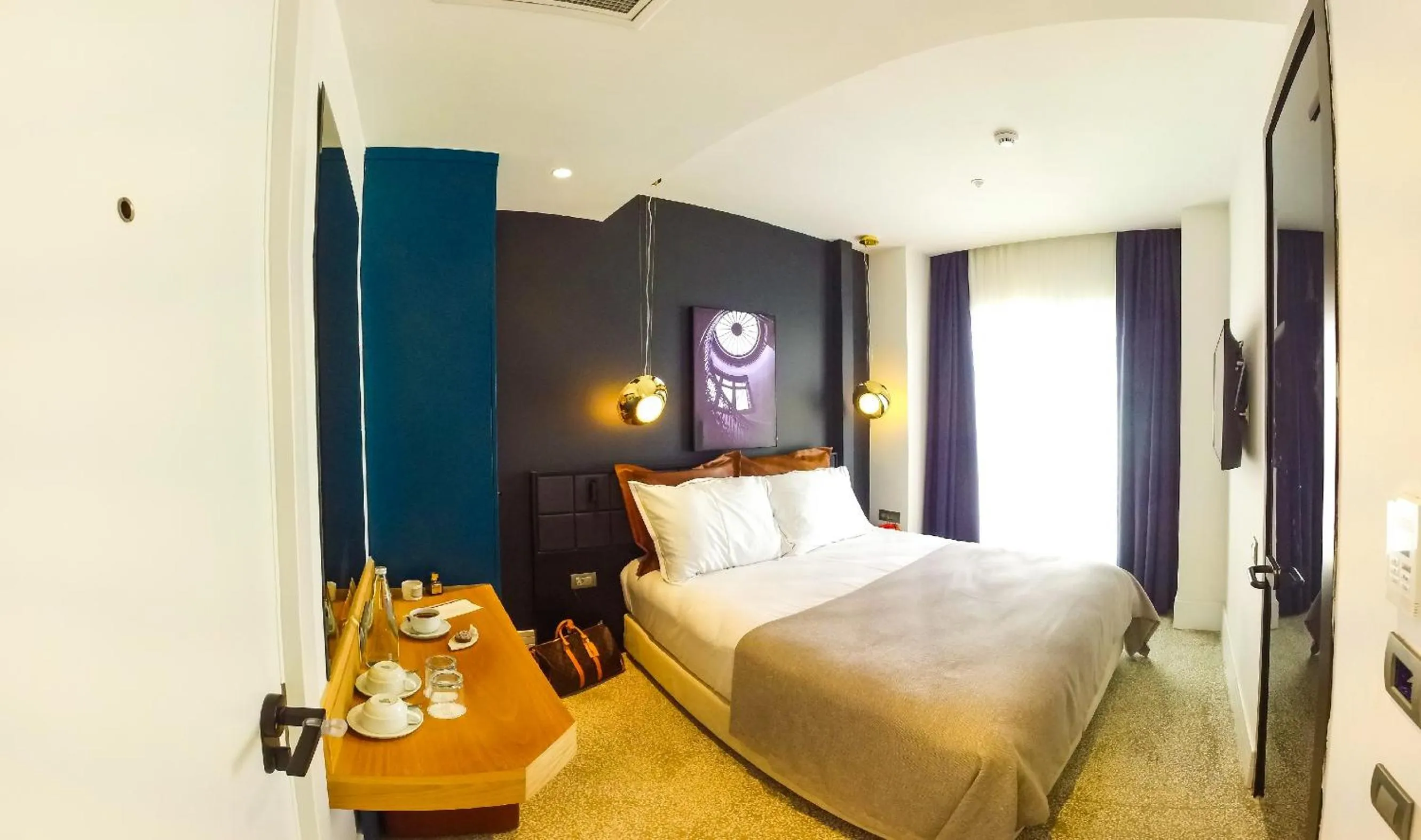 Photo of the whole room, Bed in Maroon Tomtom