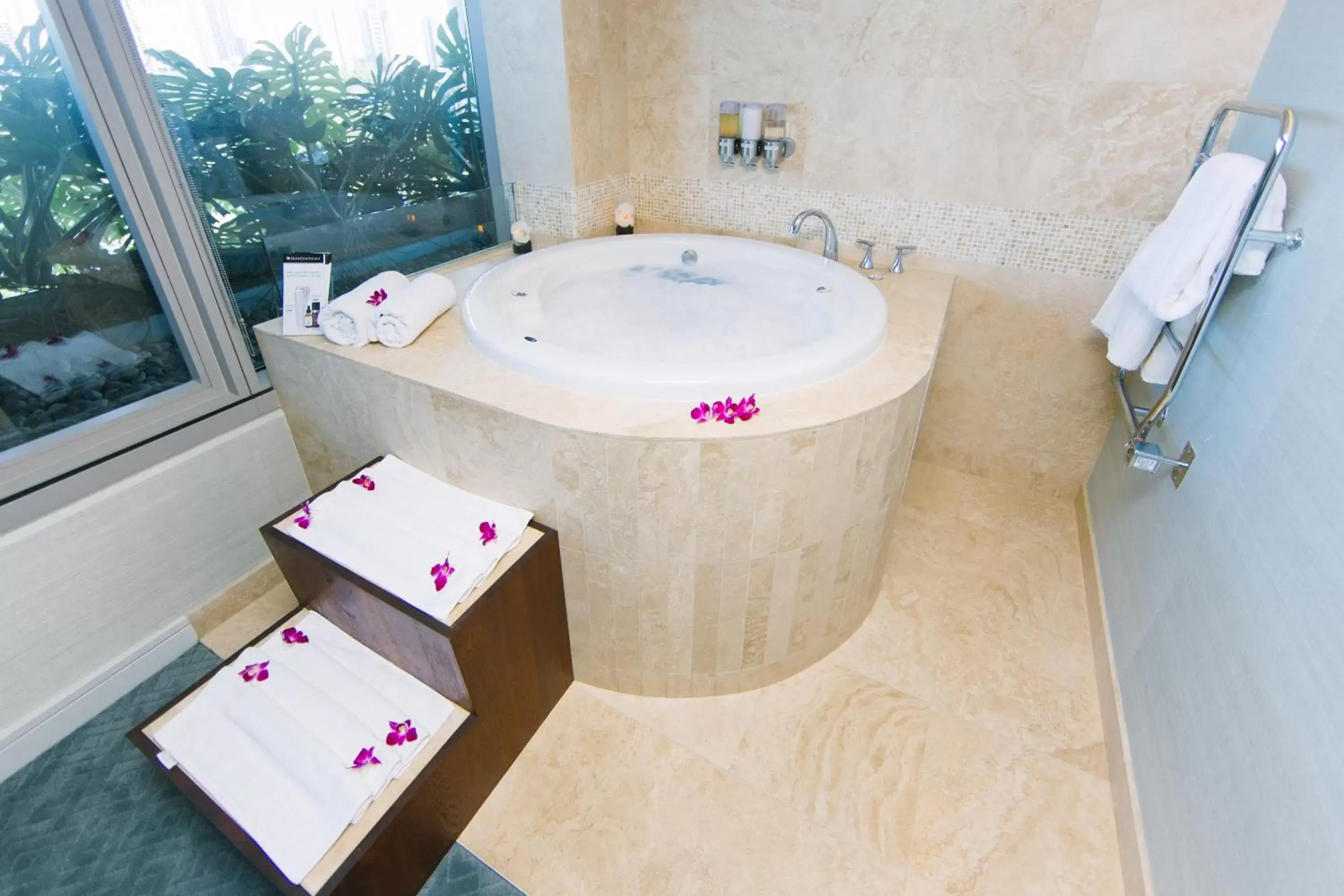 Hot Tub in Trump International Hotel Waikiki