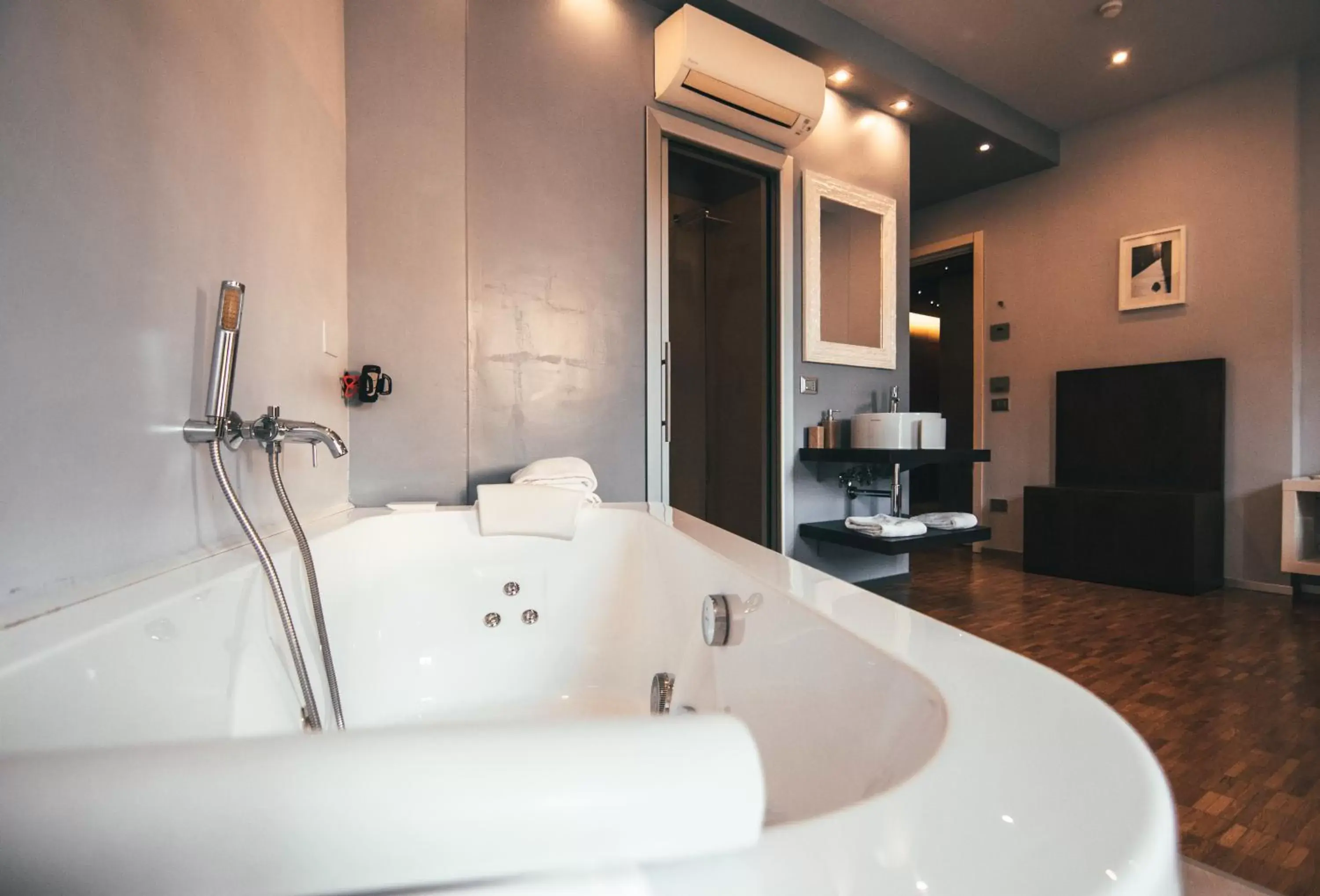 Hot Tub, Bathroom in Hotel Orcagna