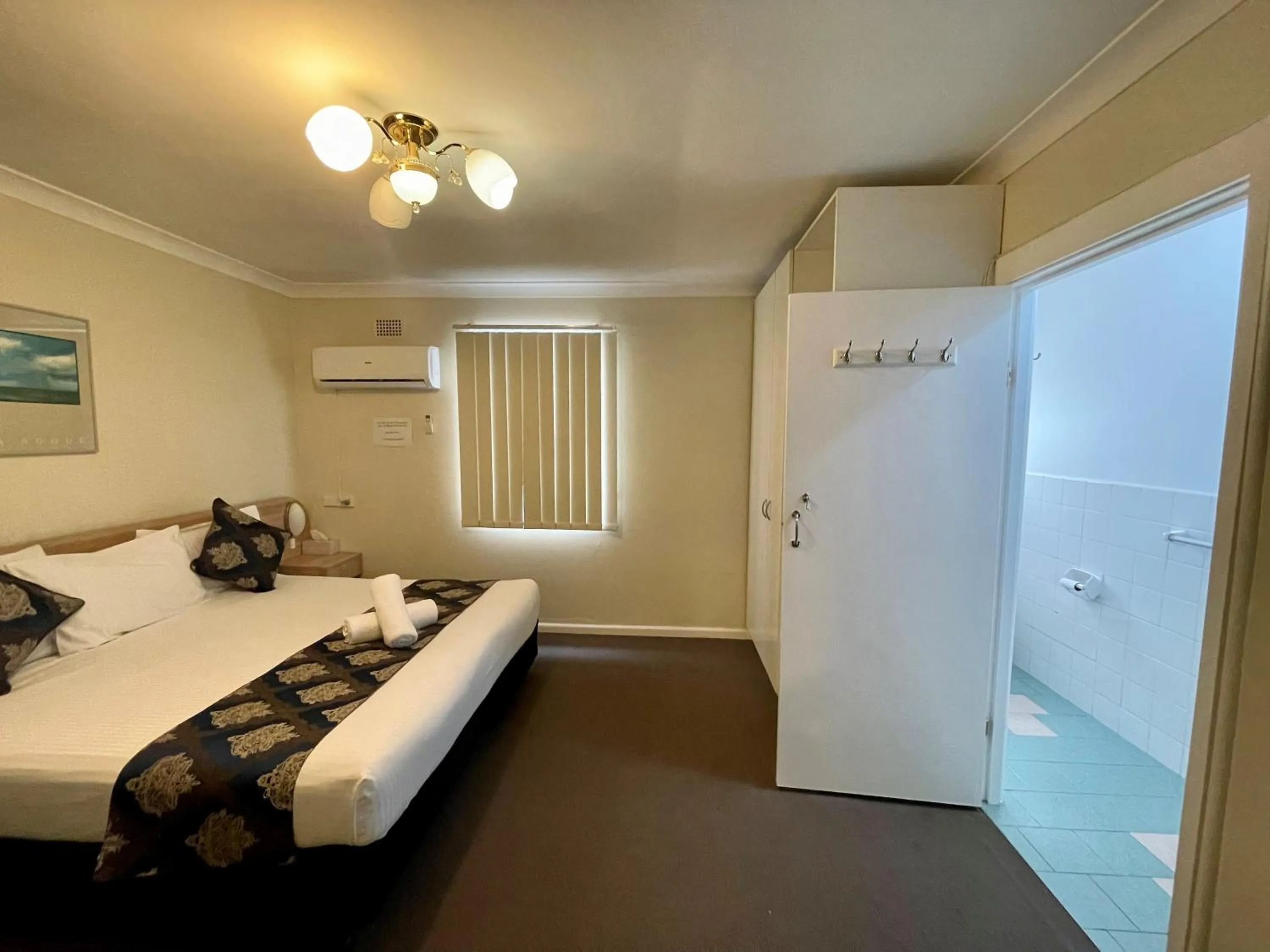 Photo of the whole room, Bed in The North Shore Hotel