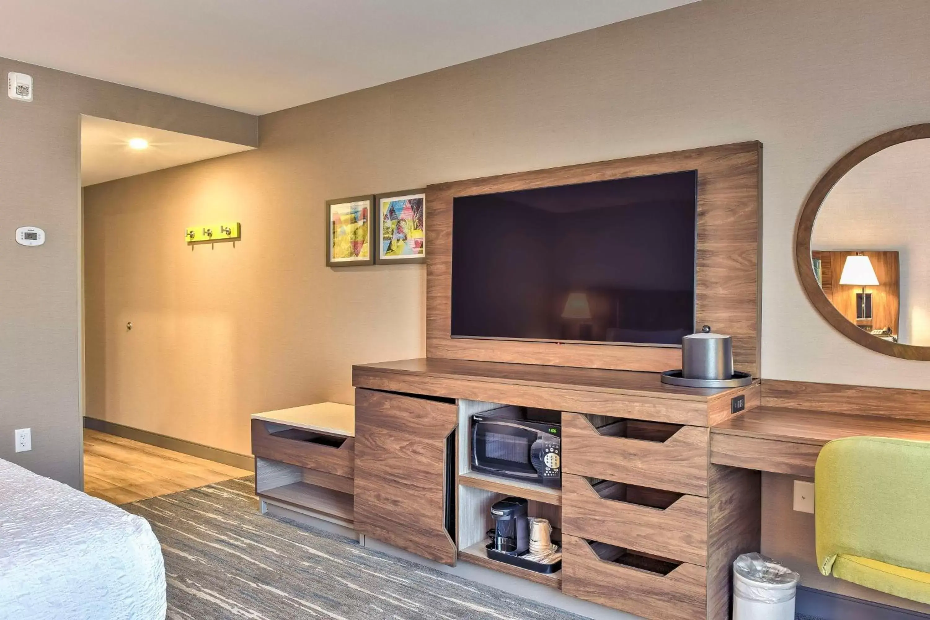 Bedroom, TV/Entertainment Center in Hampton Inn & Suites Keene