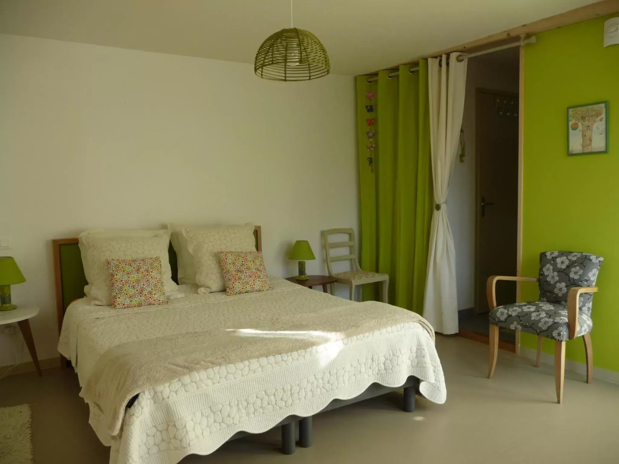 Photo of the whole room, Bed in Le Jardin aux Oiseaux