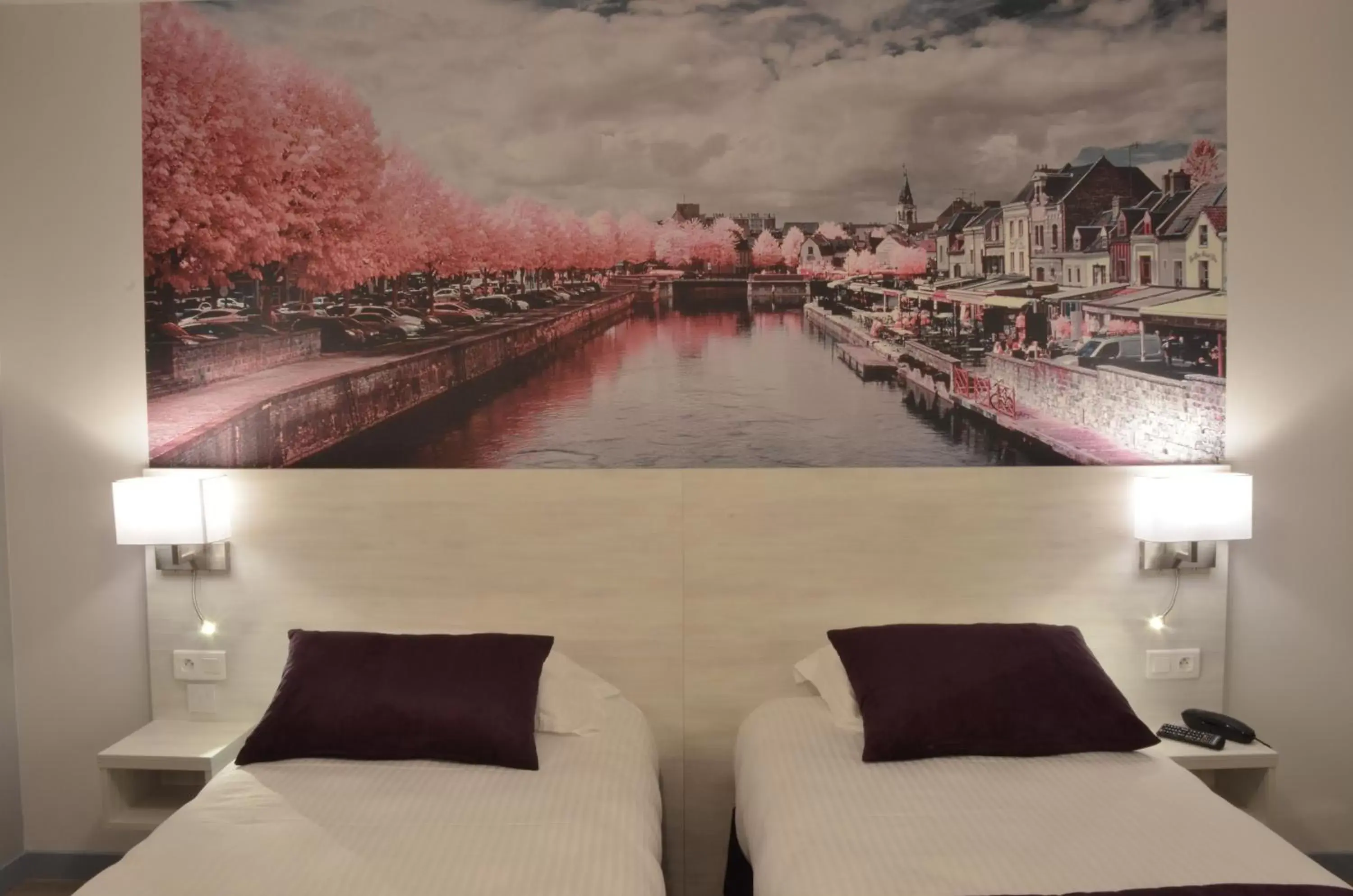 Bedroom, Lake View in Logis hôtel - La Chambre D'Amiens