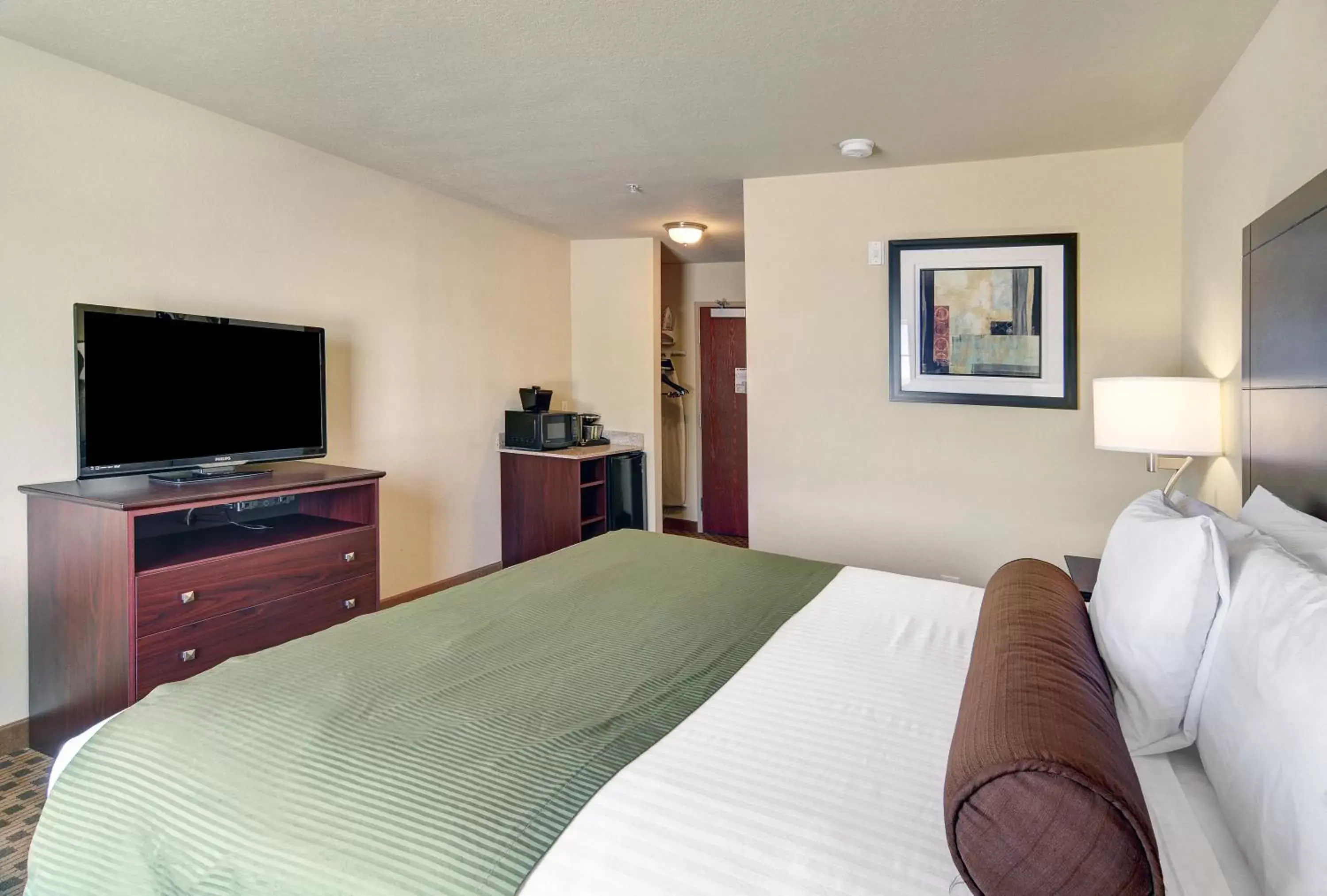 Bed in Cobblestone Inn & Suites - Big Lake