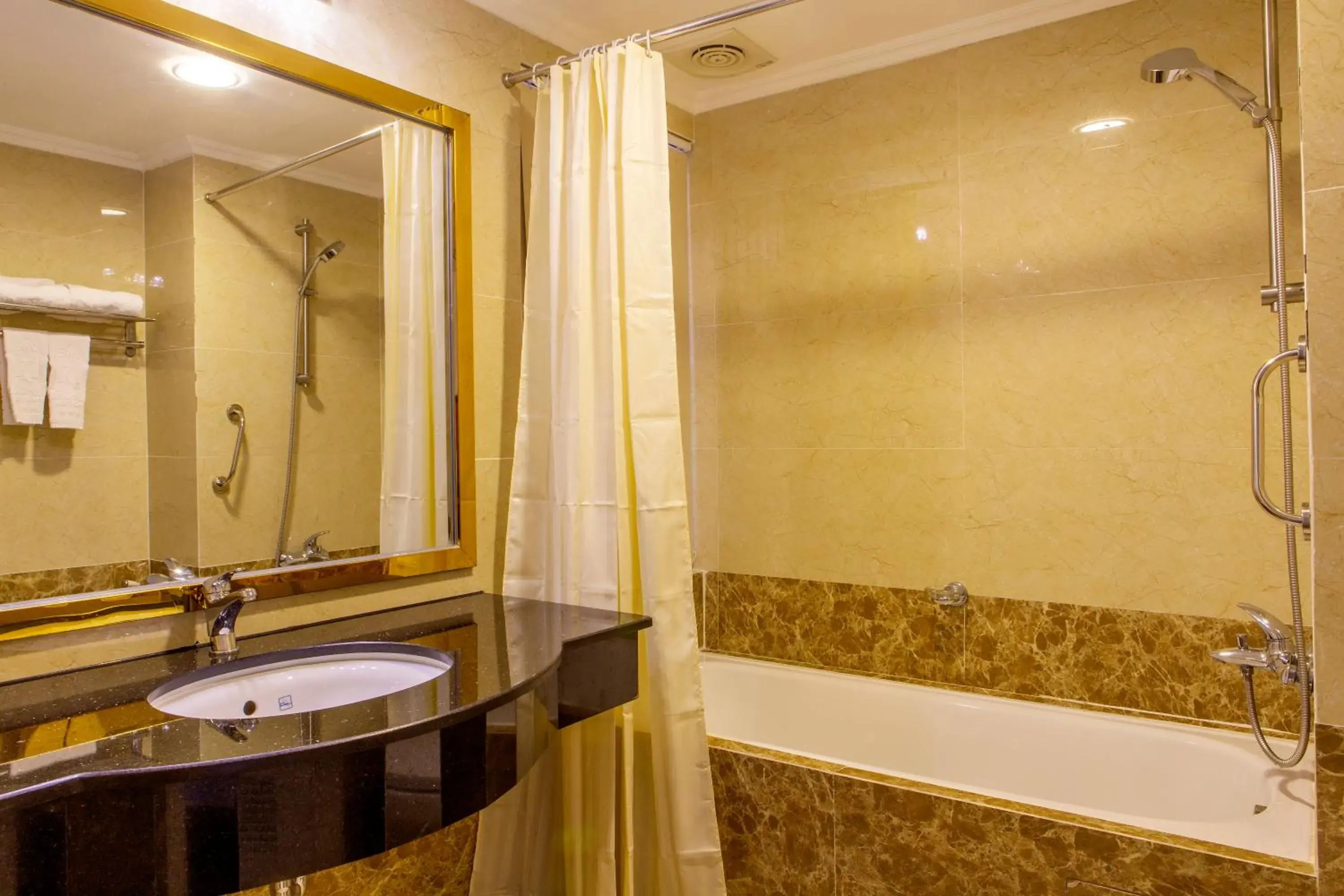 Bathroom in Huong Sen Annex Hotel