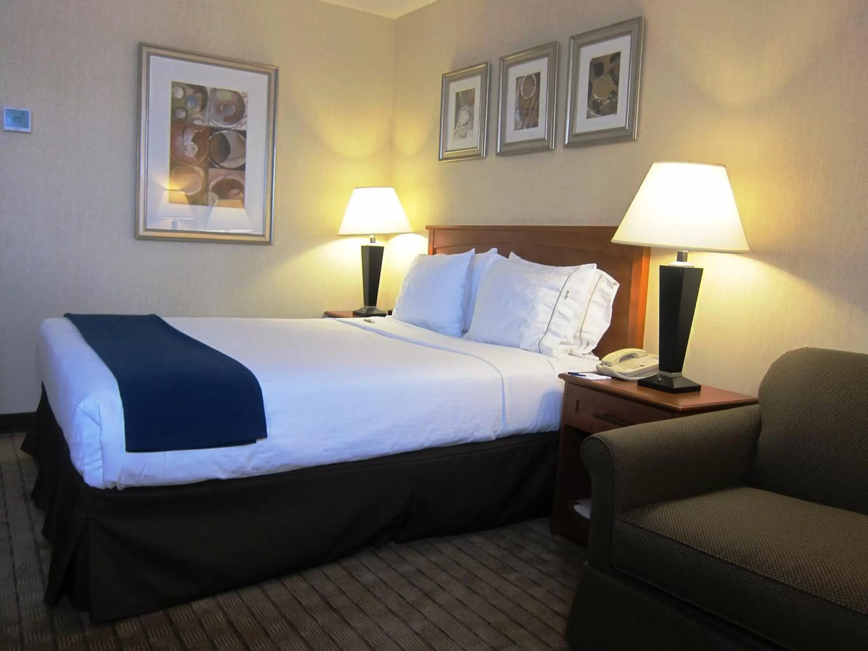 Bed in Holiday Inn Express Toronto-North York, an IHG Hotel