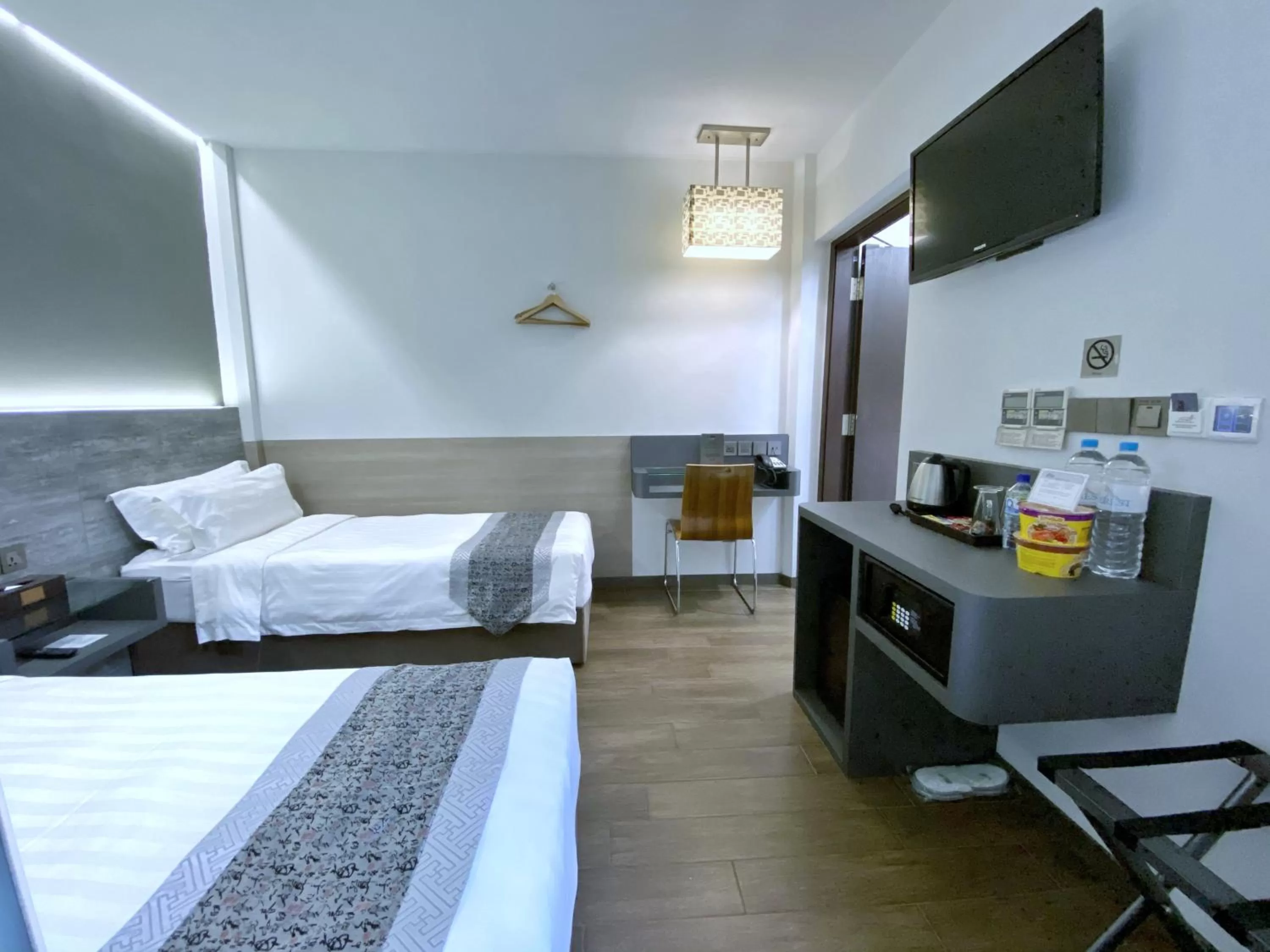 Photo of the whole room, Bed in Bliss Hotel Singapore