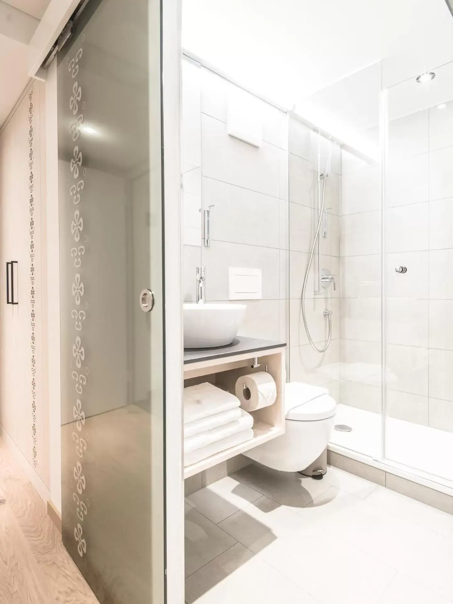 Shower, Bathroom in Traube Restaurant & Hotel