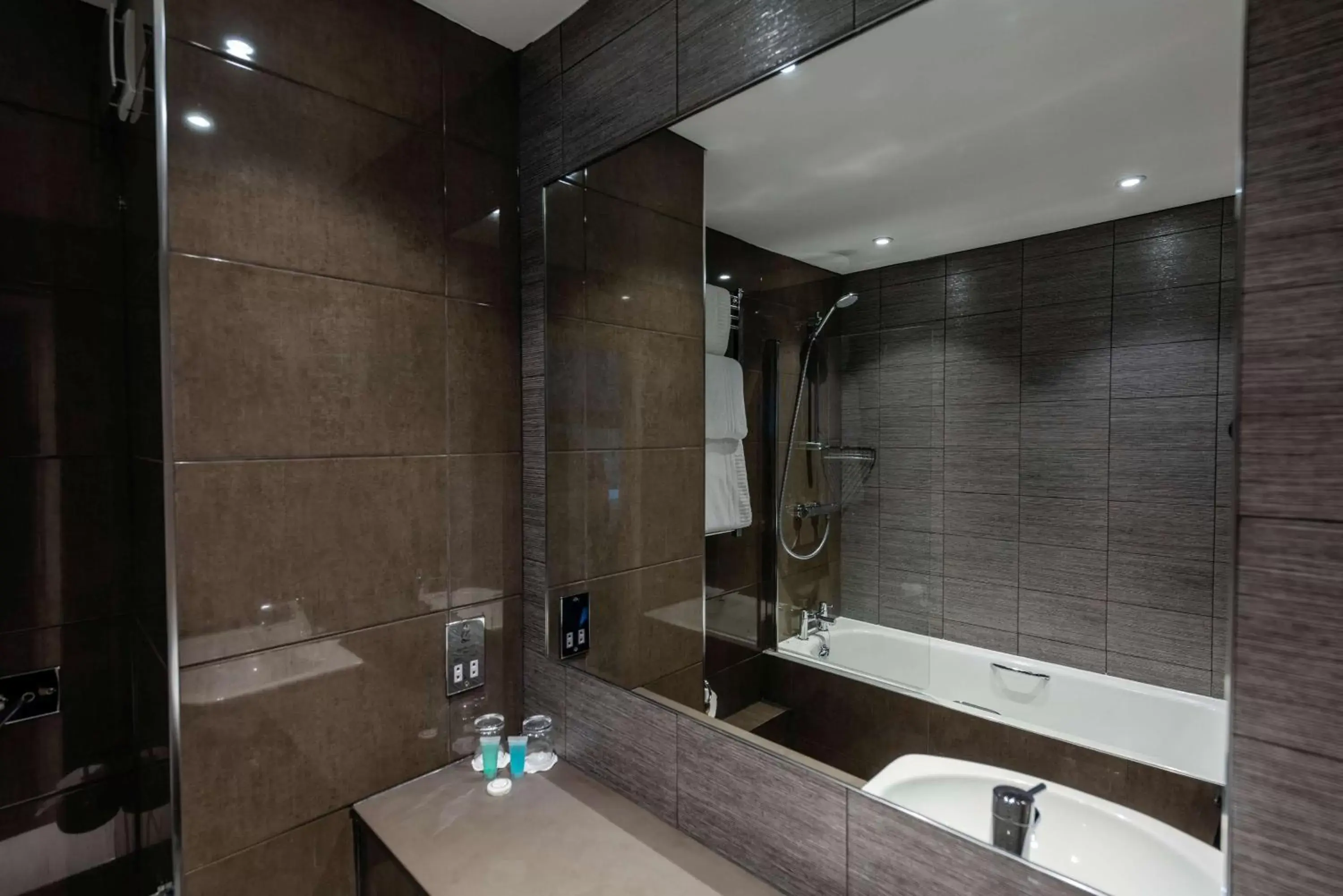 Photo of the whole room, Bathroom in Southcrest Manor Hotel; BW Signature Collection