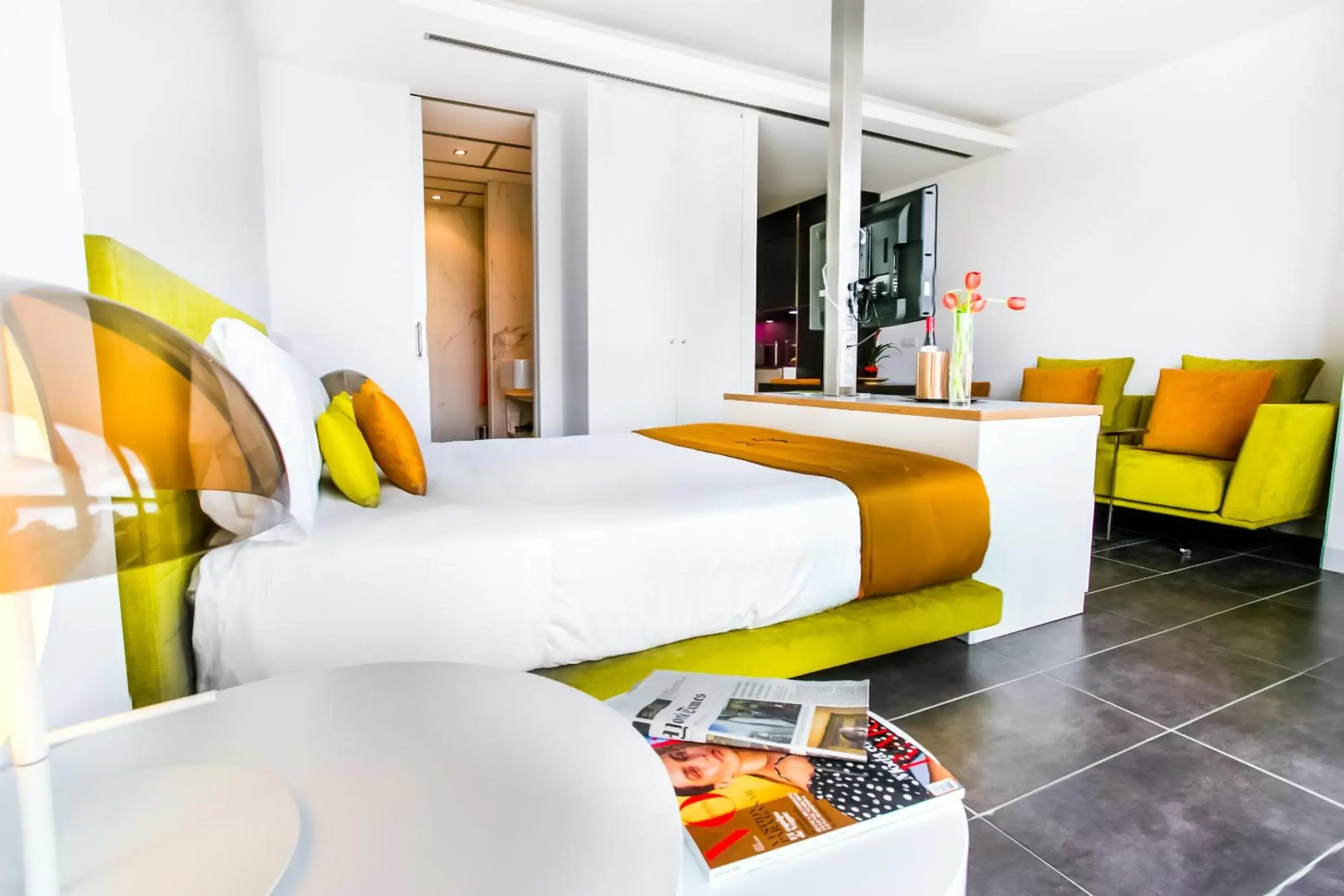 Living room, Bed in Cosmo Apartments Sants