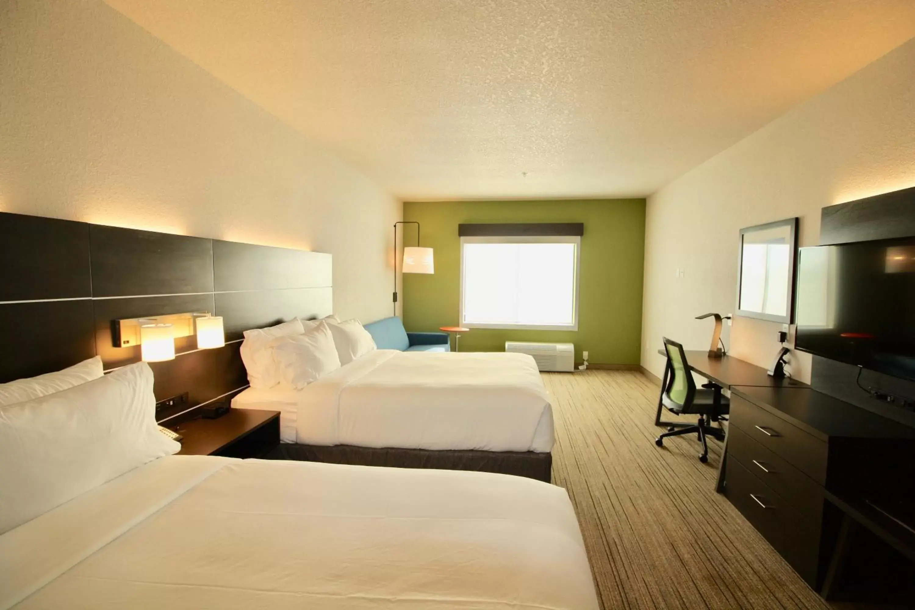 Photo of the whole room, TV/Entertainment Center in Holiday Inn Express & Suites - Kirksville - University Area, an IHG Hotel