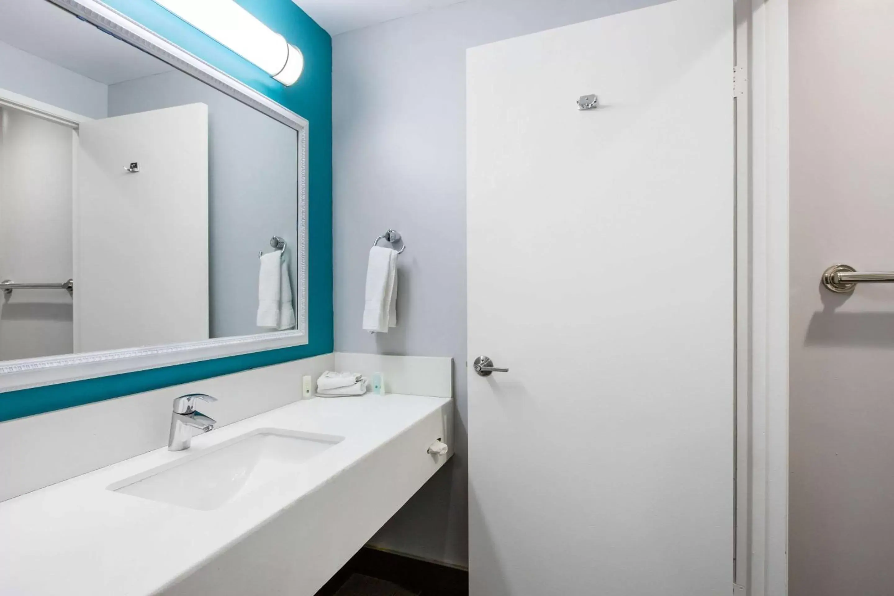 Bathroom in Quality Inn Near Hollywood Walk of Fame Bathroom in Quality Inn Near Hollywood Walk of Fame