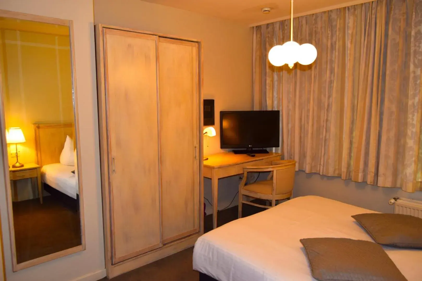 Photo of the whole room, Bed in Oranje City Hotel