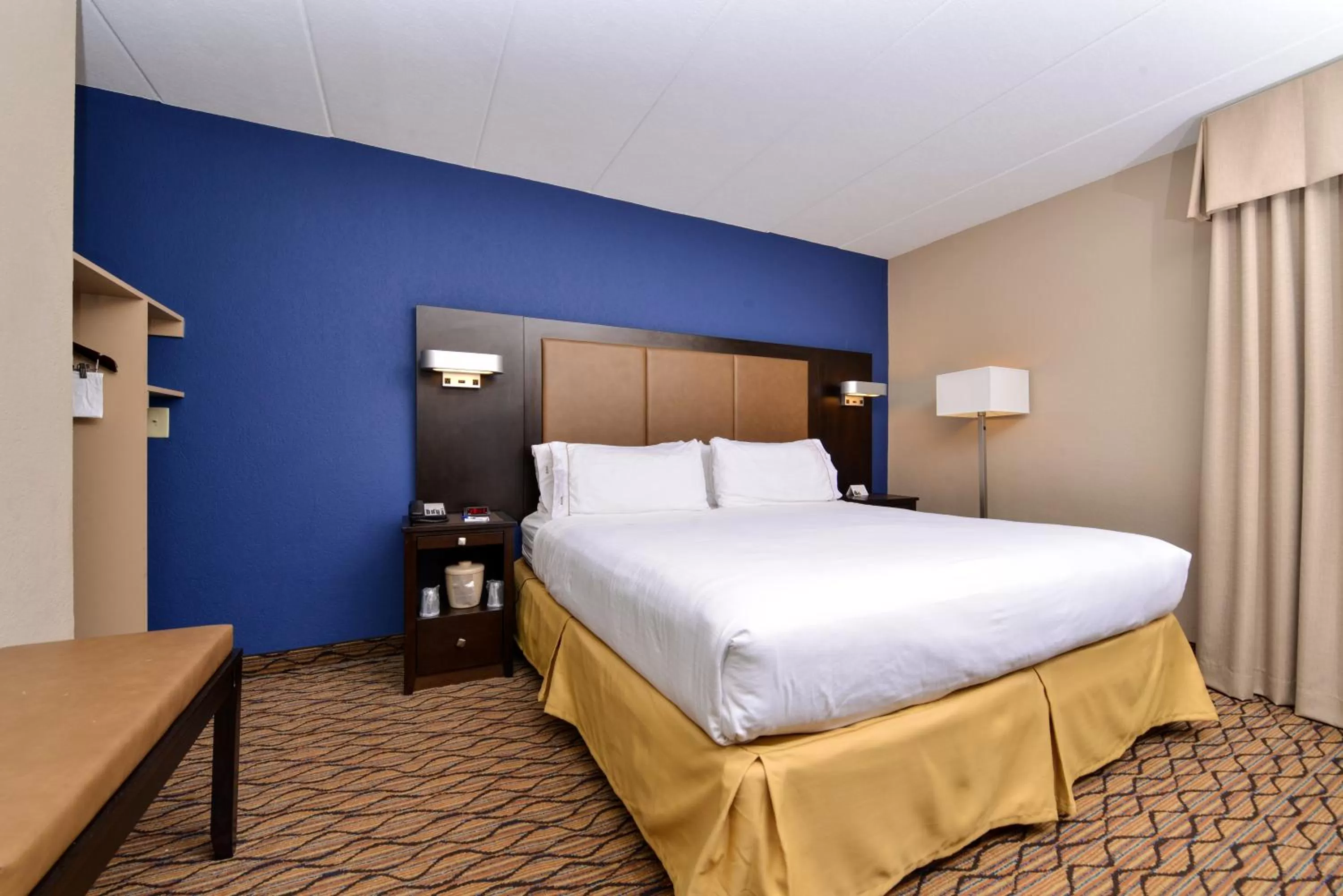 Bed in Holiday Inn Express Hunt Valley by IHG