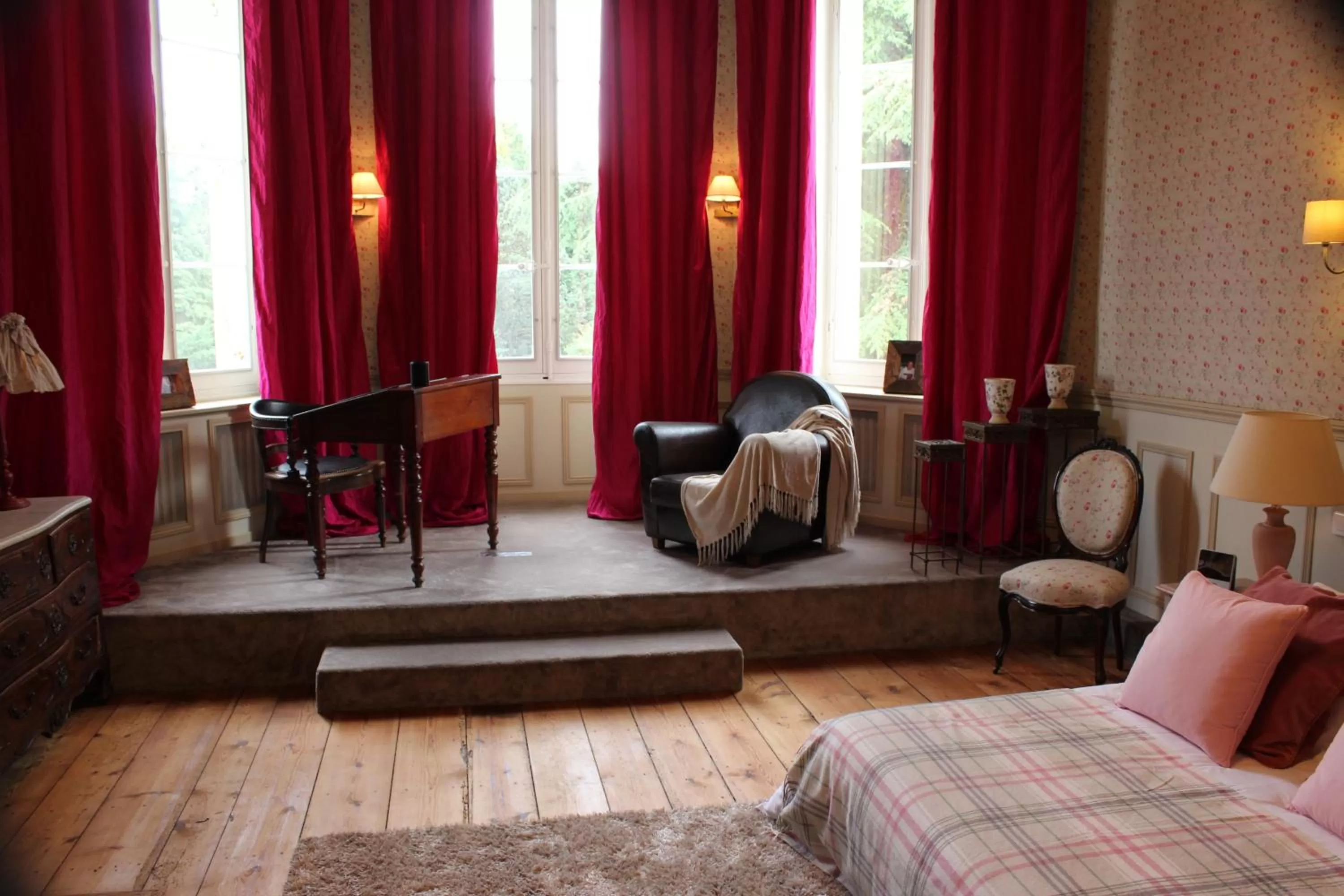 Photo of the whole room, Bed in Château la Moune