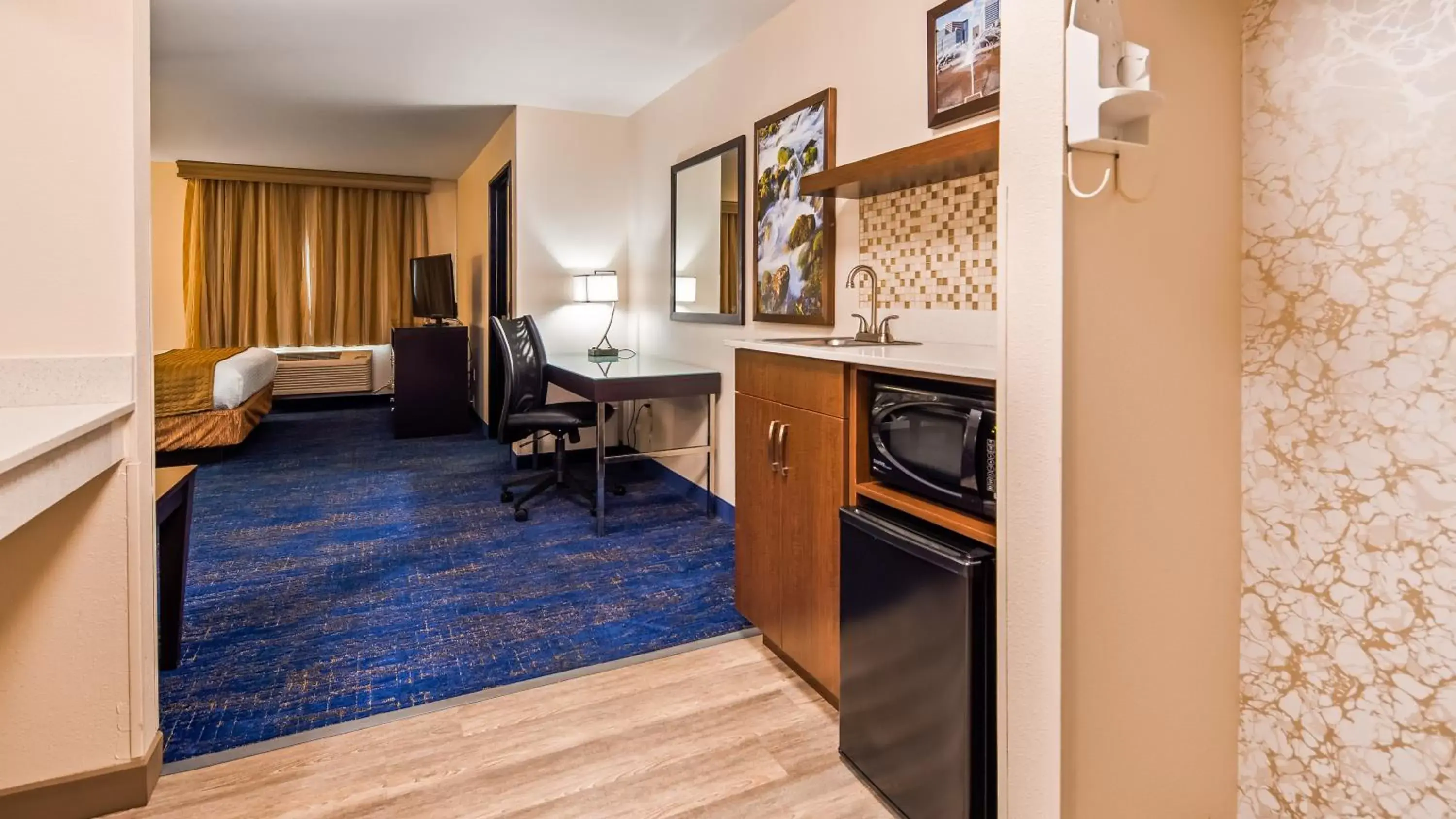 Kitchen or kitchenette, TV/Entertainment Center in Best Western Plus Portland Airport Hotel & Suites