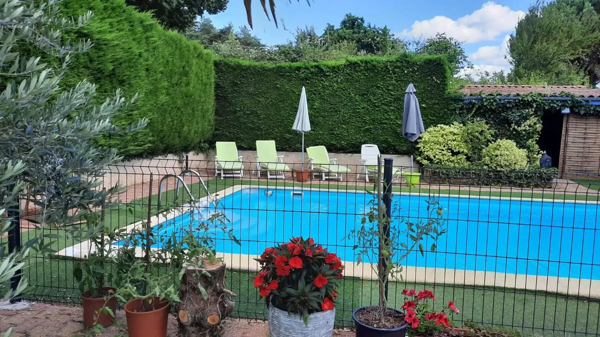Swimming Pool in Chez Isa et Dens