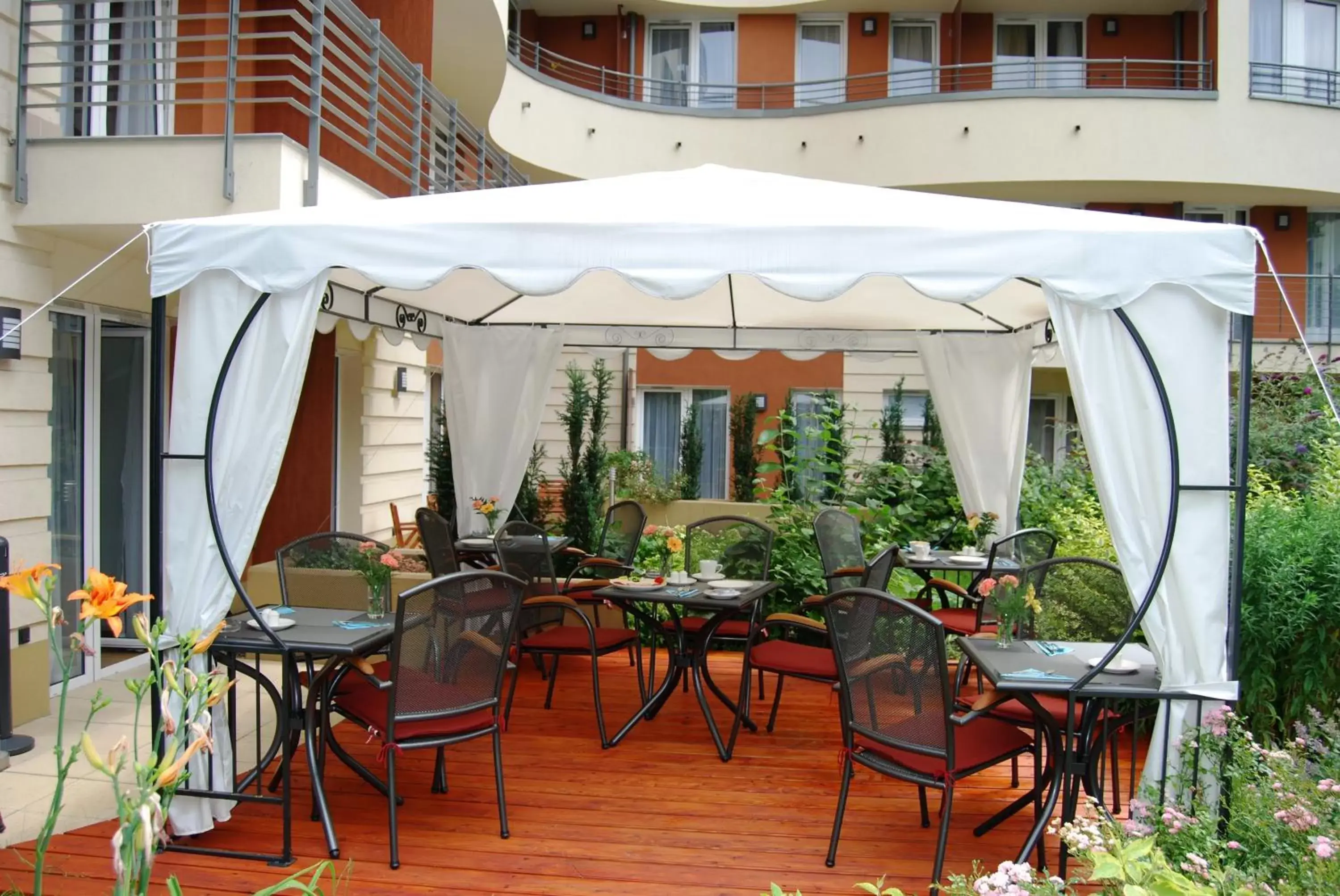 Garden, Restaurant/Places to Eat in Escala Hotel & Suites