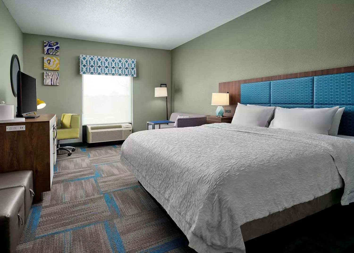 Bedroom, Bed in Hampton Inn Covington/Mandeville