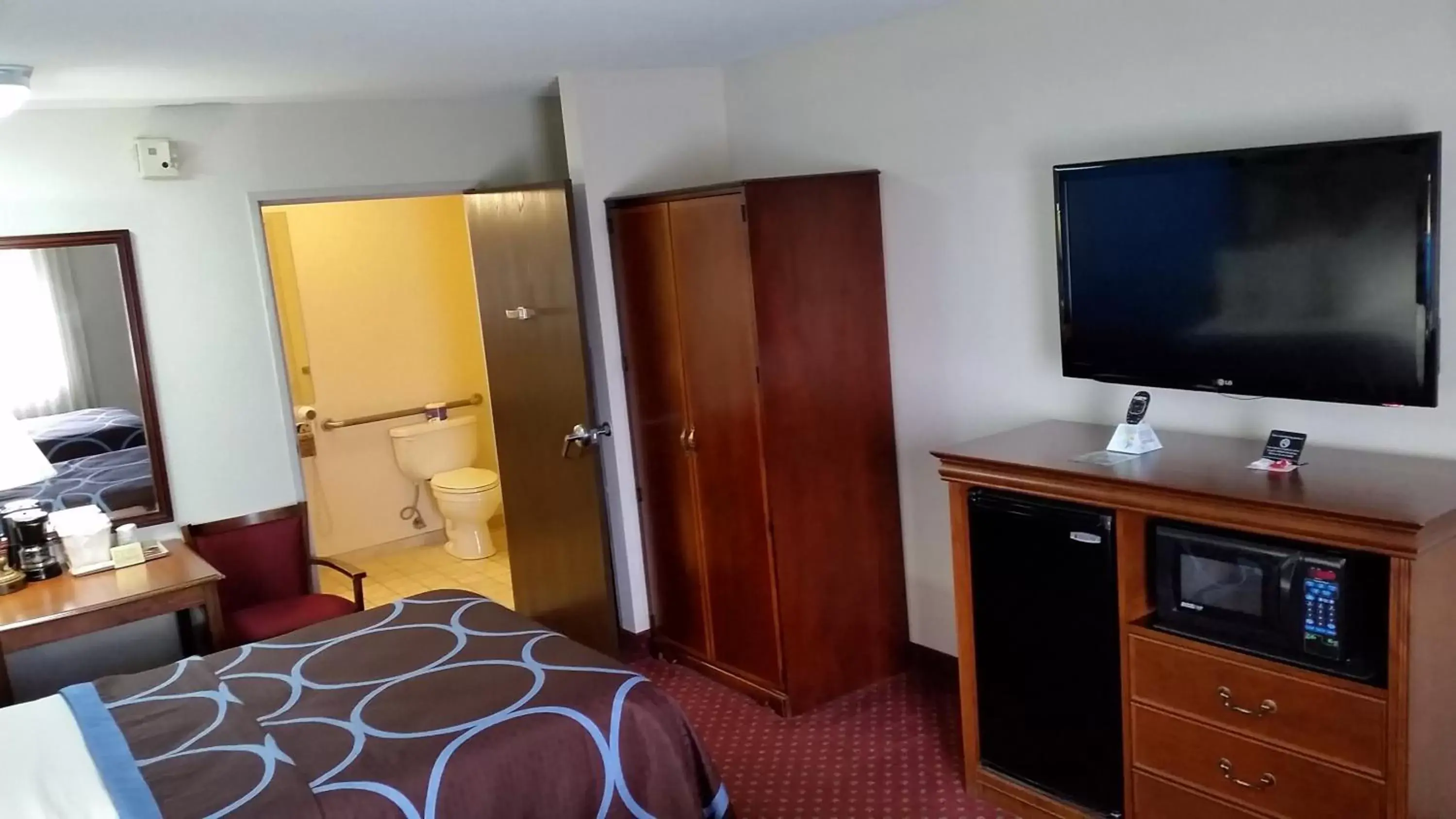 Double Room with Two Double Beds and Roll-in Shower - Mobility Access/Non-Smoking in Super 8 by Wyndham McGehee Double Room with Two Double Beds and Roll-in Shower - Mobility Access/Non-Smoking in Super 8 by Wyndham McGehee