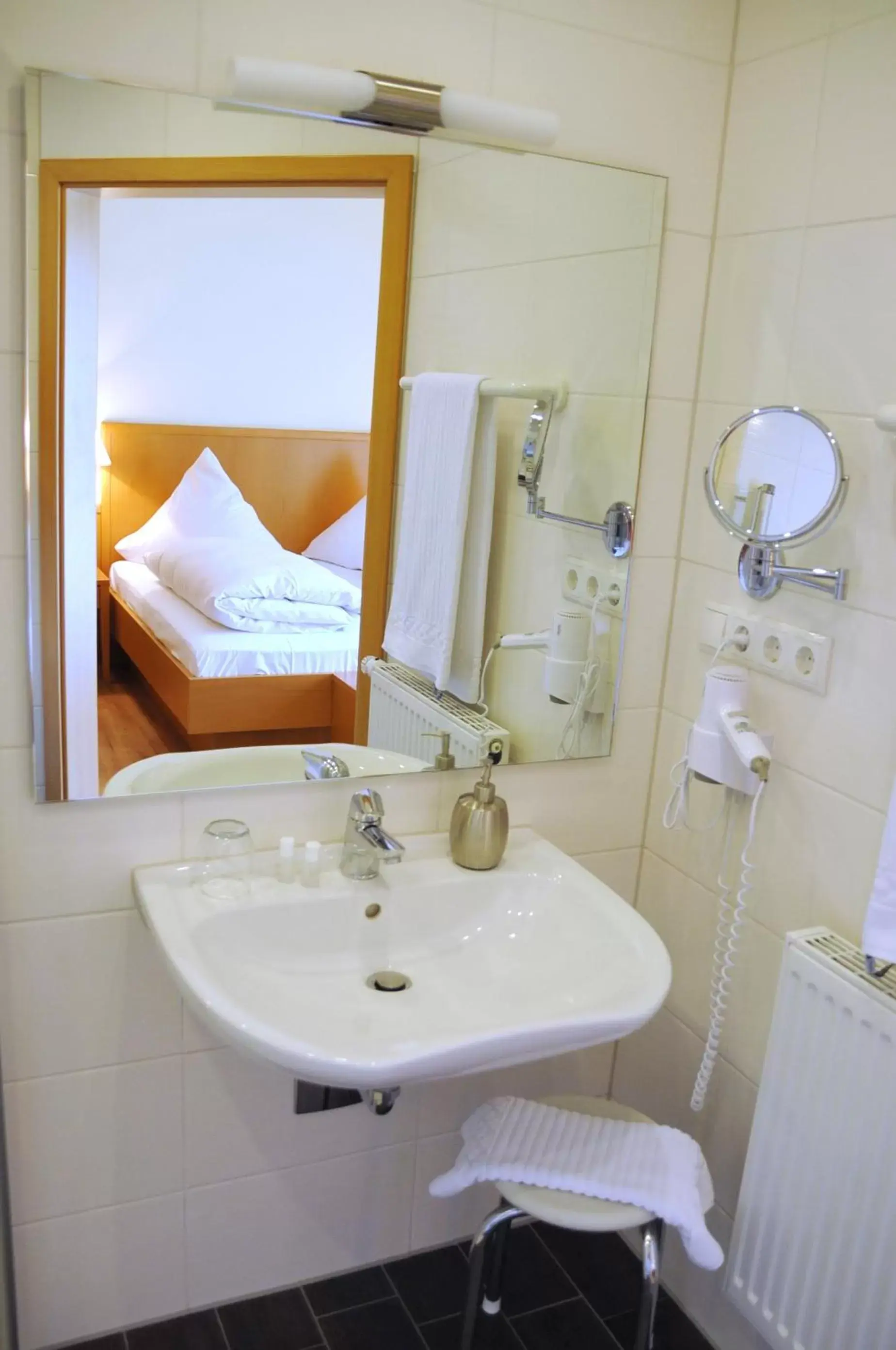 Bathroom in Hotel Restaurant Bürgerklause Tapken