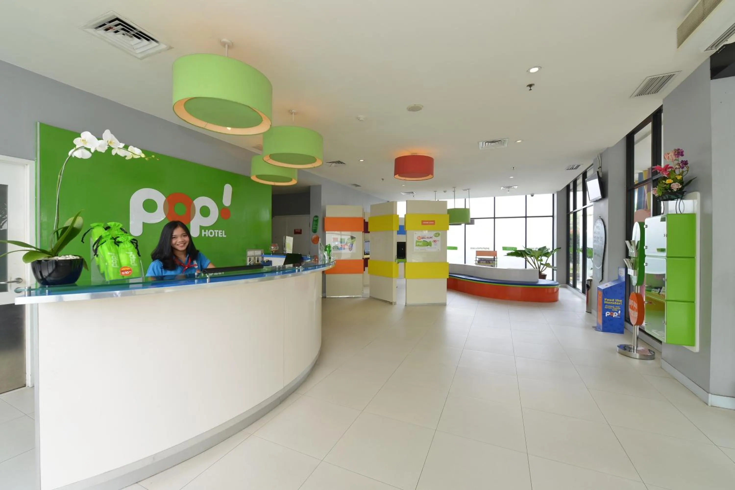 Lobby or reception in POP! Hotel BSD City Tangerang