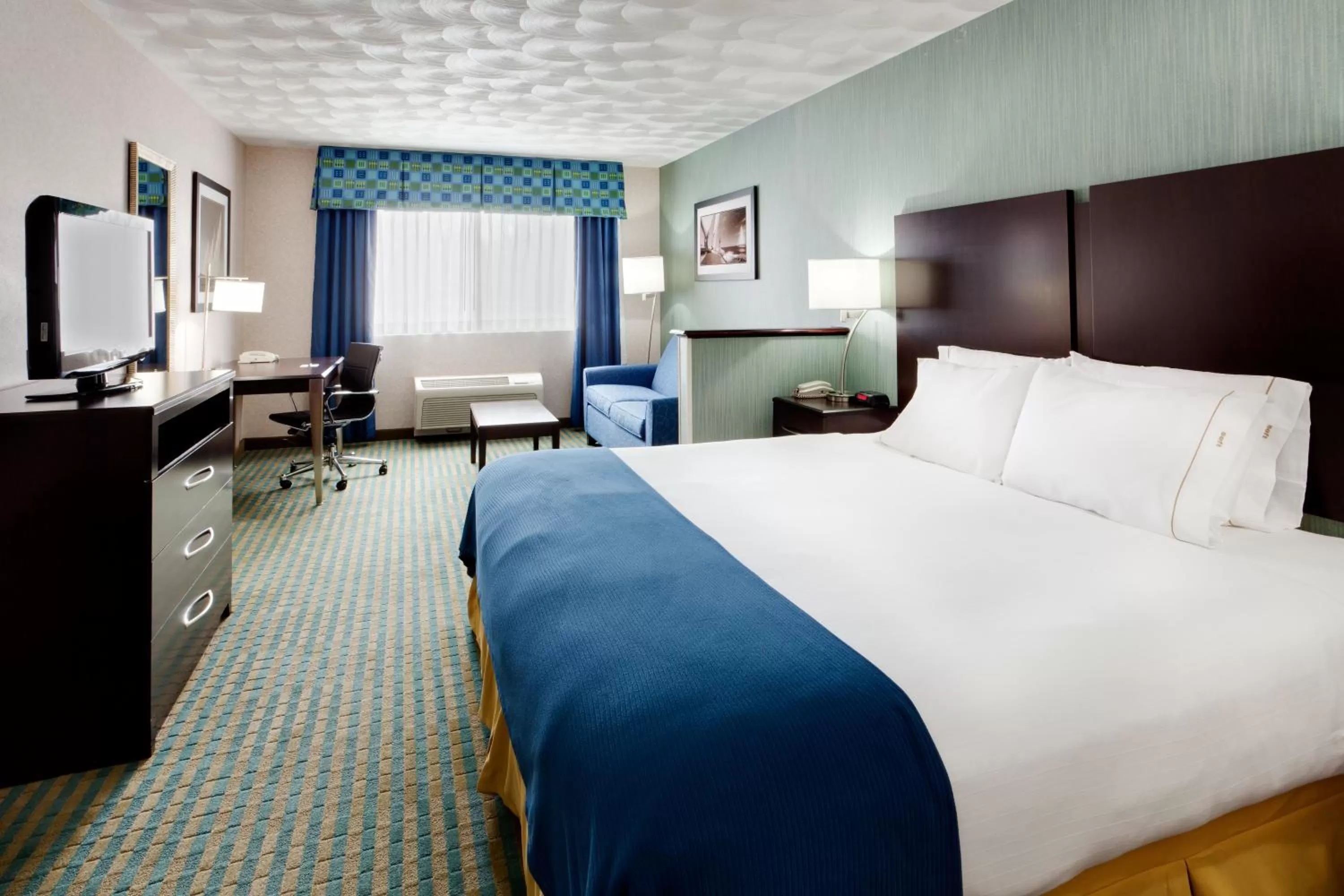 Photo of the whole room, Bed in Holiday Inn Express & Suites Smithfield - Providence by IHG