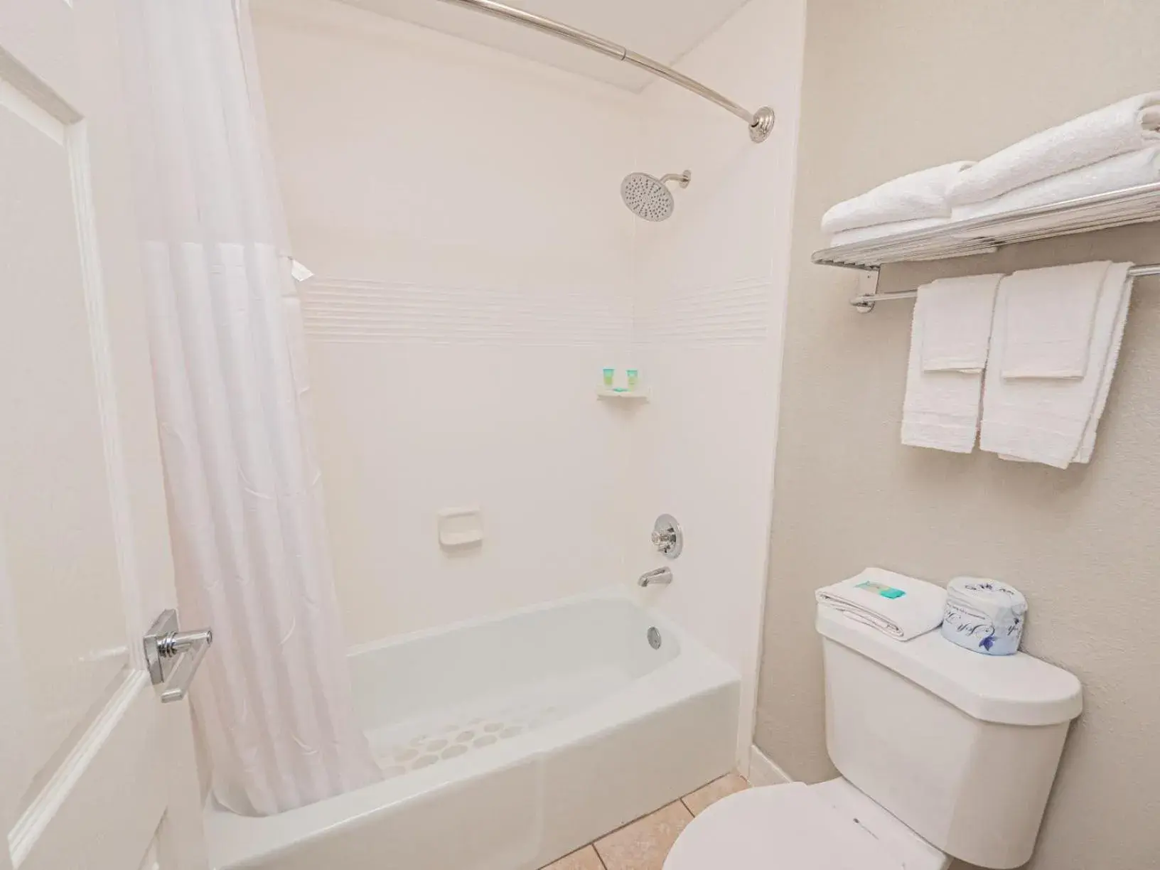 Bathroom in Stayable Suites Lakeland