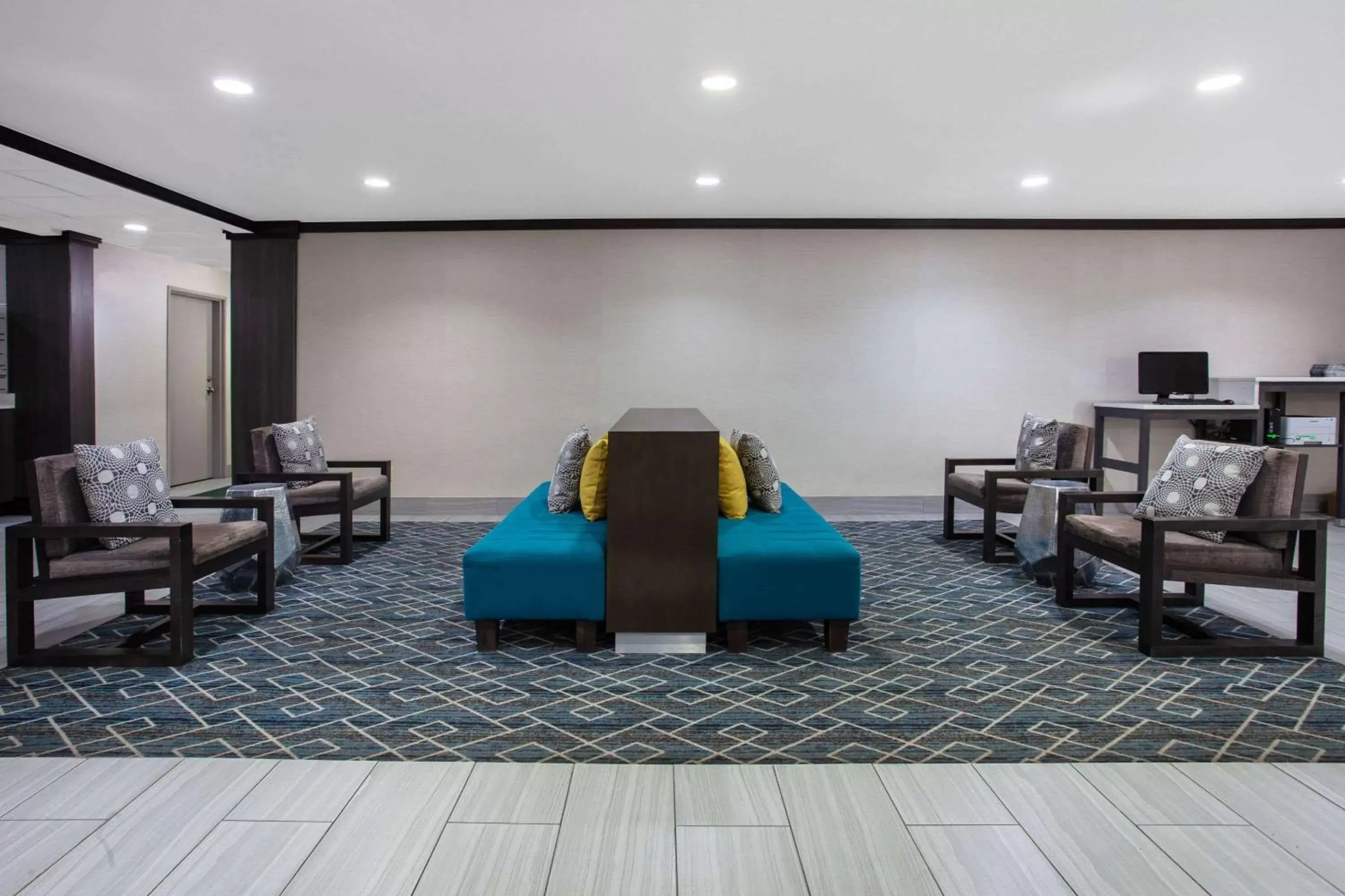 Lobby or reception in La Quinta Inn by Wyndham Peru Starved Rock State Park