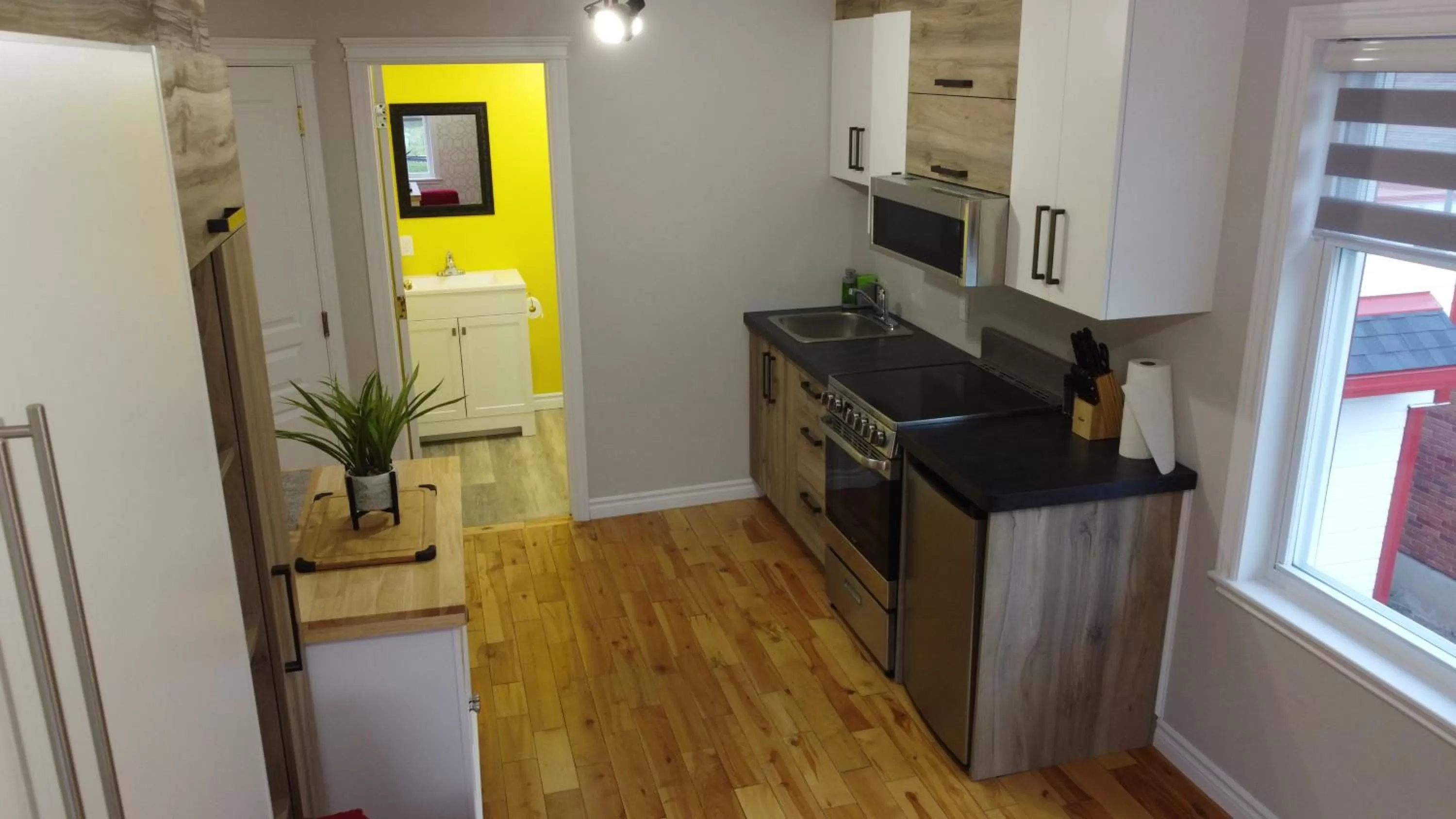 Kitchen/Kitchenette in Hôtel les quatre bonheurs