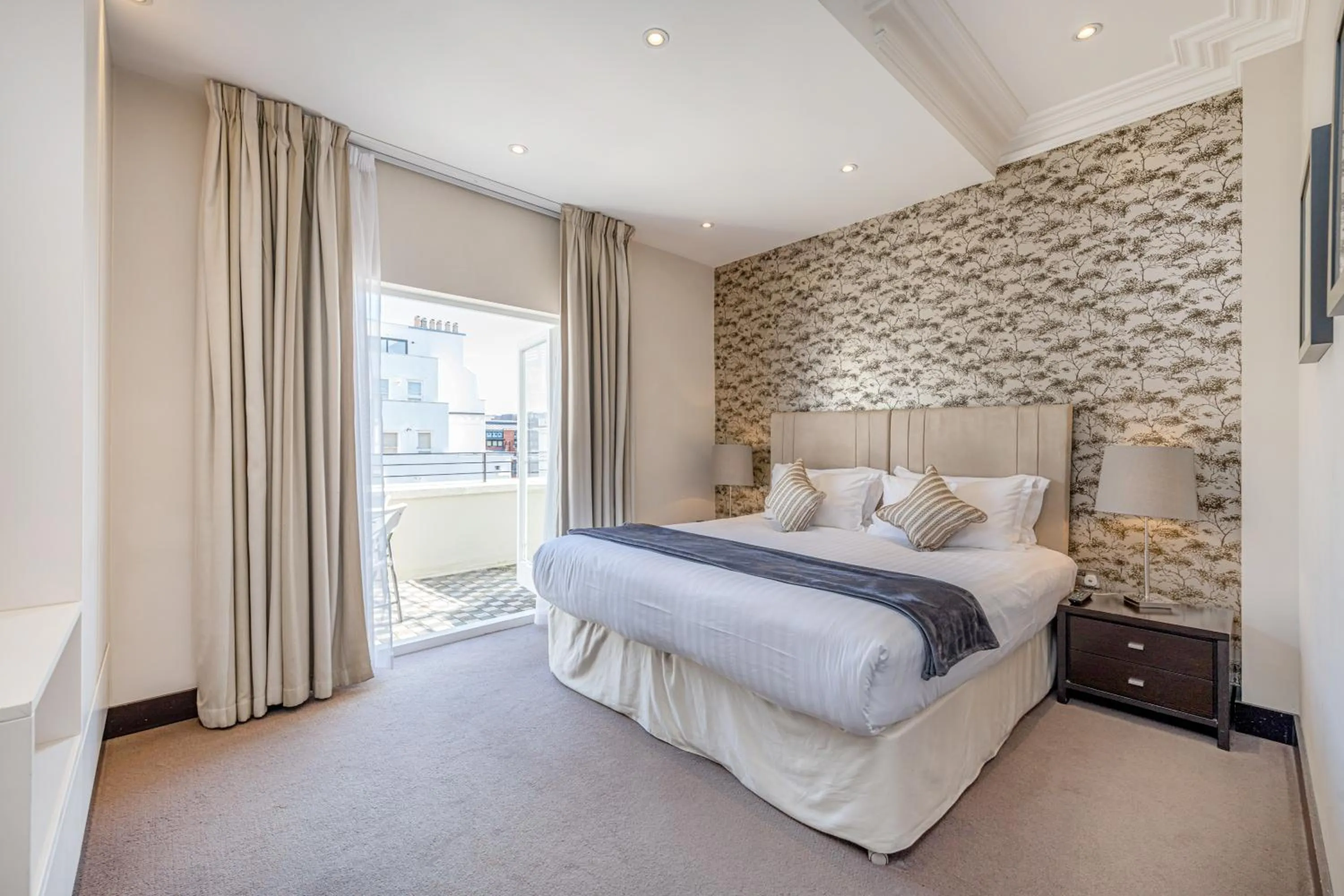 Bedroom, Bed in 130 Queen's Gate Apartments