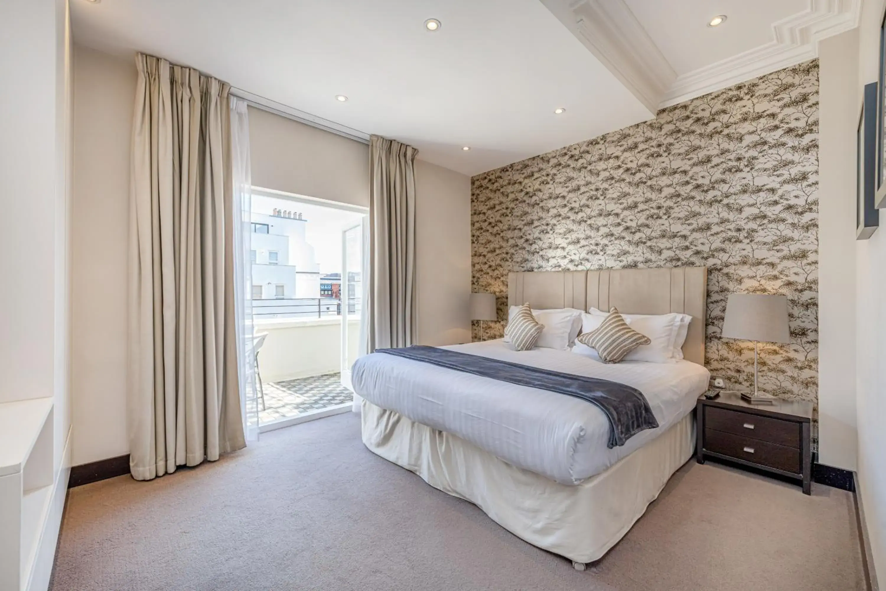 Bedroom, Bed in 130 Queen's Gate Apartments