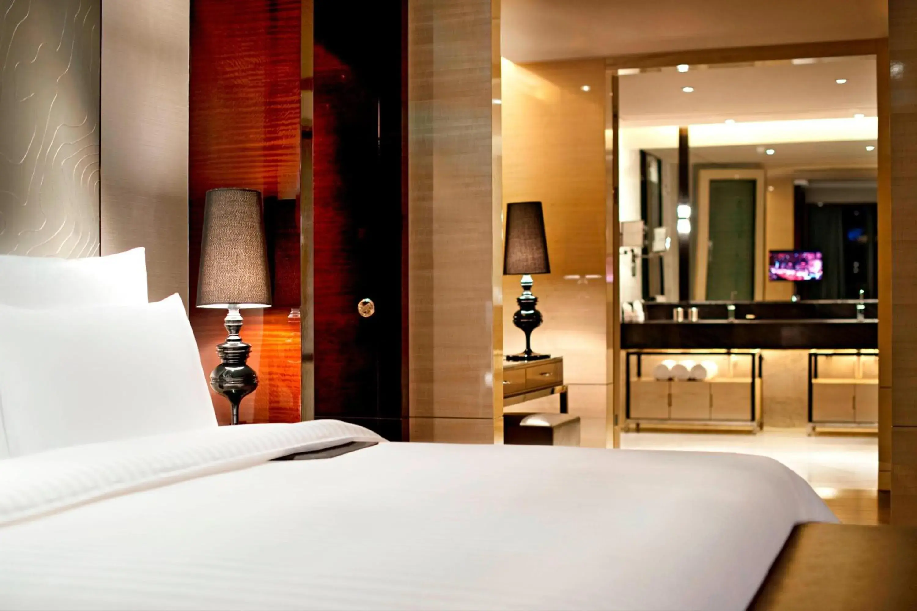 Photo of the whole room, Bed in Le Meridien Chongqing Nan'an