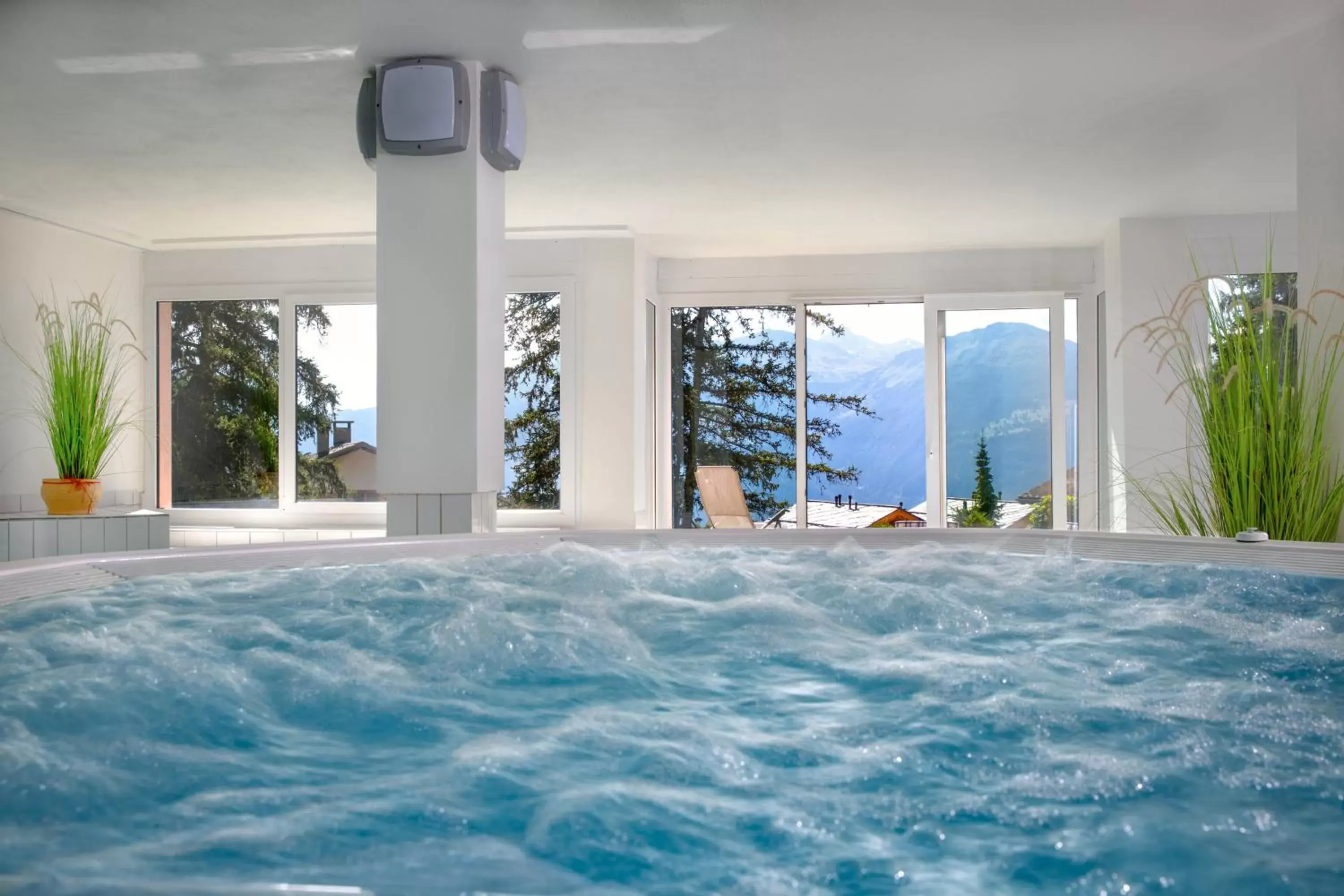 Hot Spring Bath, Swimming Pool in Hotel Helvetia Intergolf
