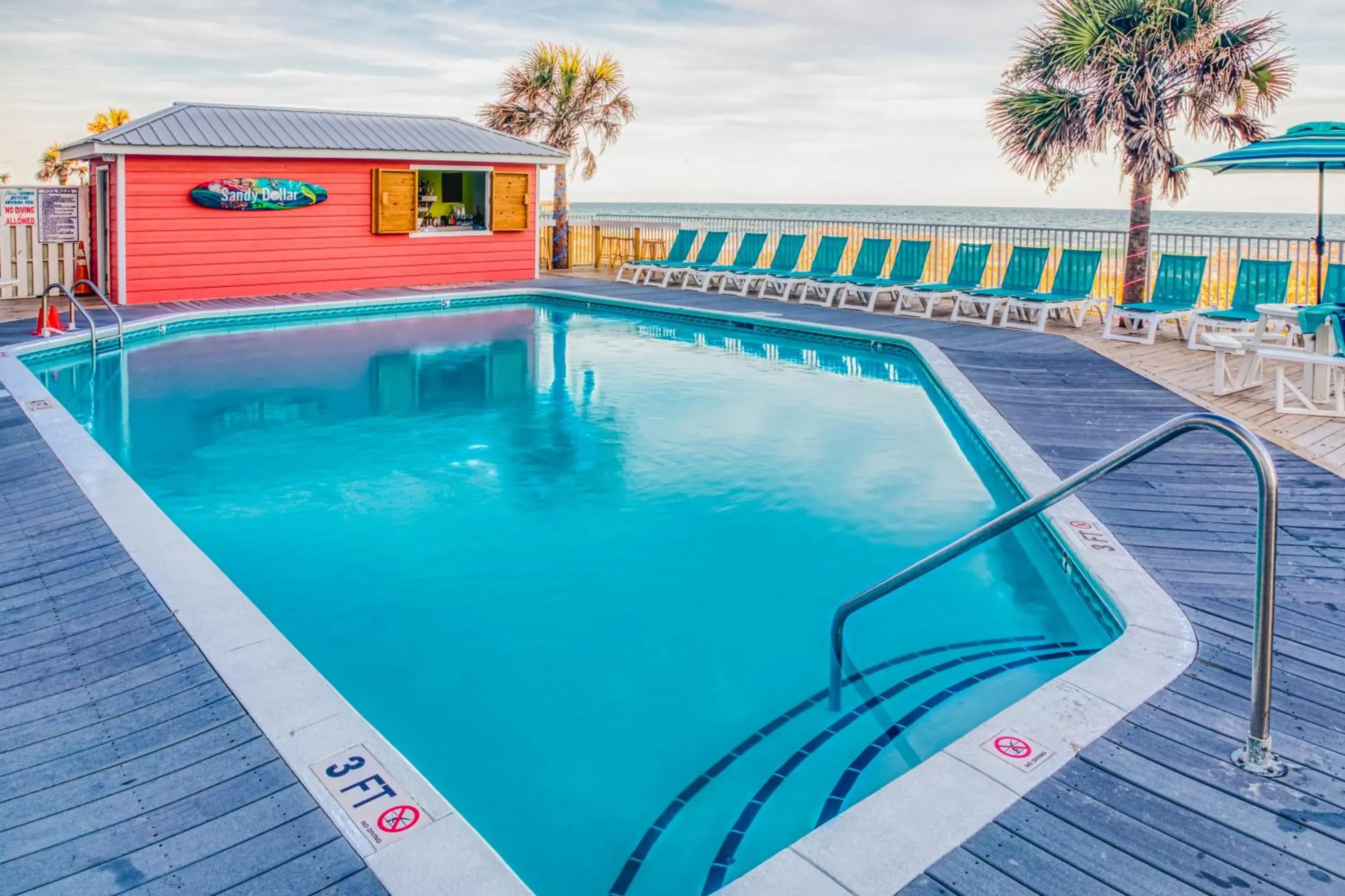 Swimming pool in The Islander Inn Swimming pool in The Islander Inn
