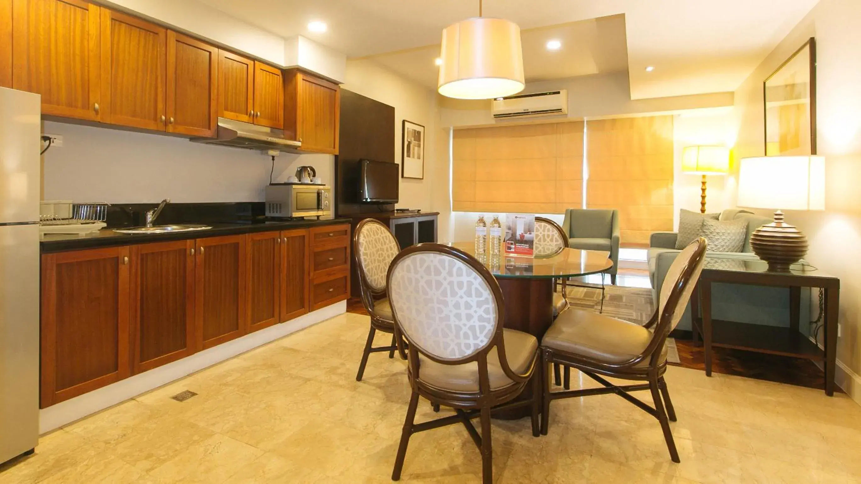 Dining area, Kitchen/Kitchenette in RedDoorz Premium @ The Residences Olympia Makati