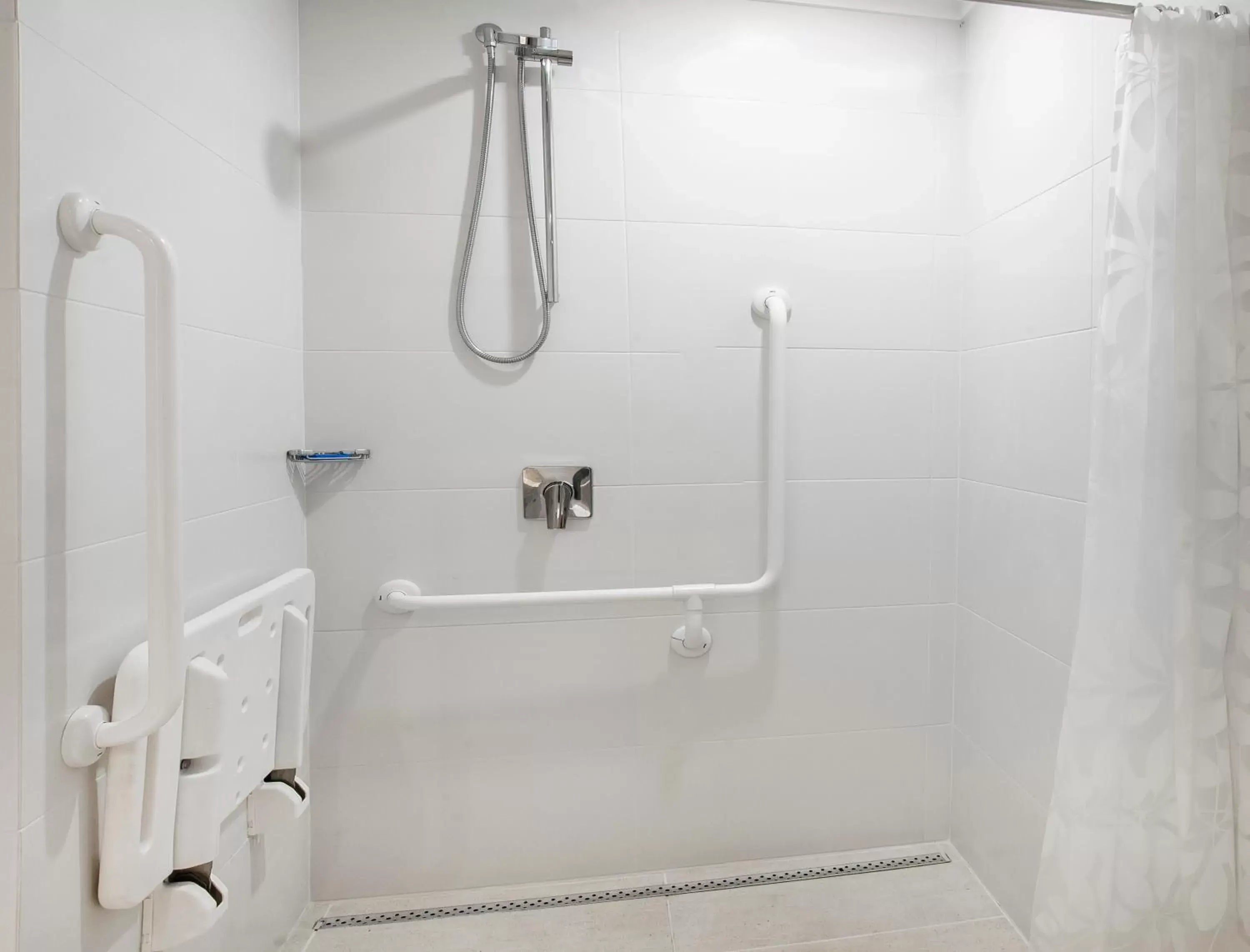 Shower, Bathroom in Holiday Inn Express - Farroupilha, um Hotel IHG