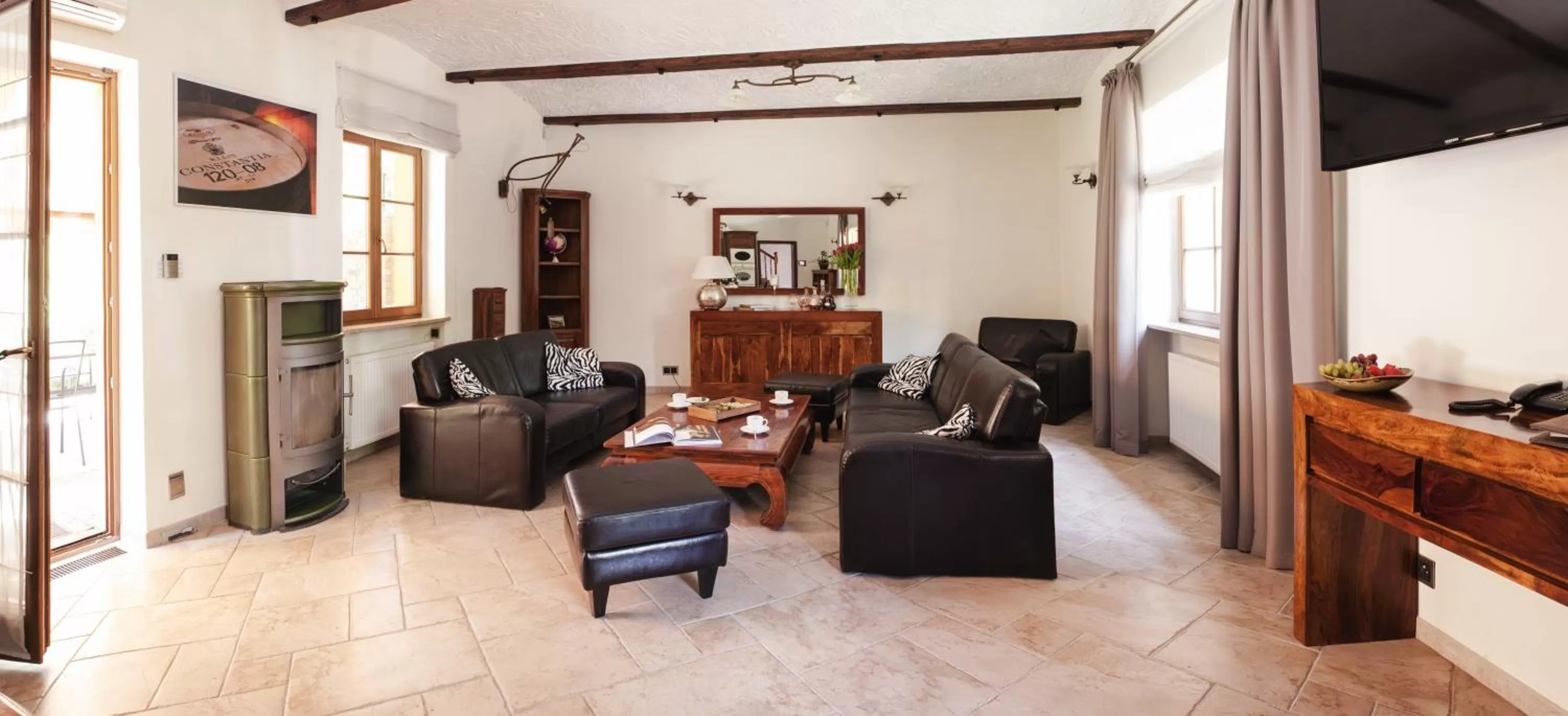 TV and multimedia, Seating Area in Grape Hotel