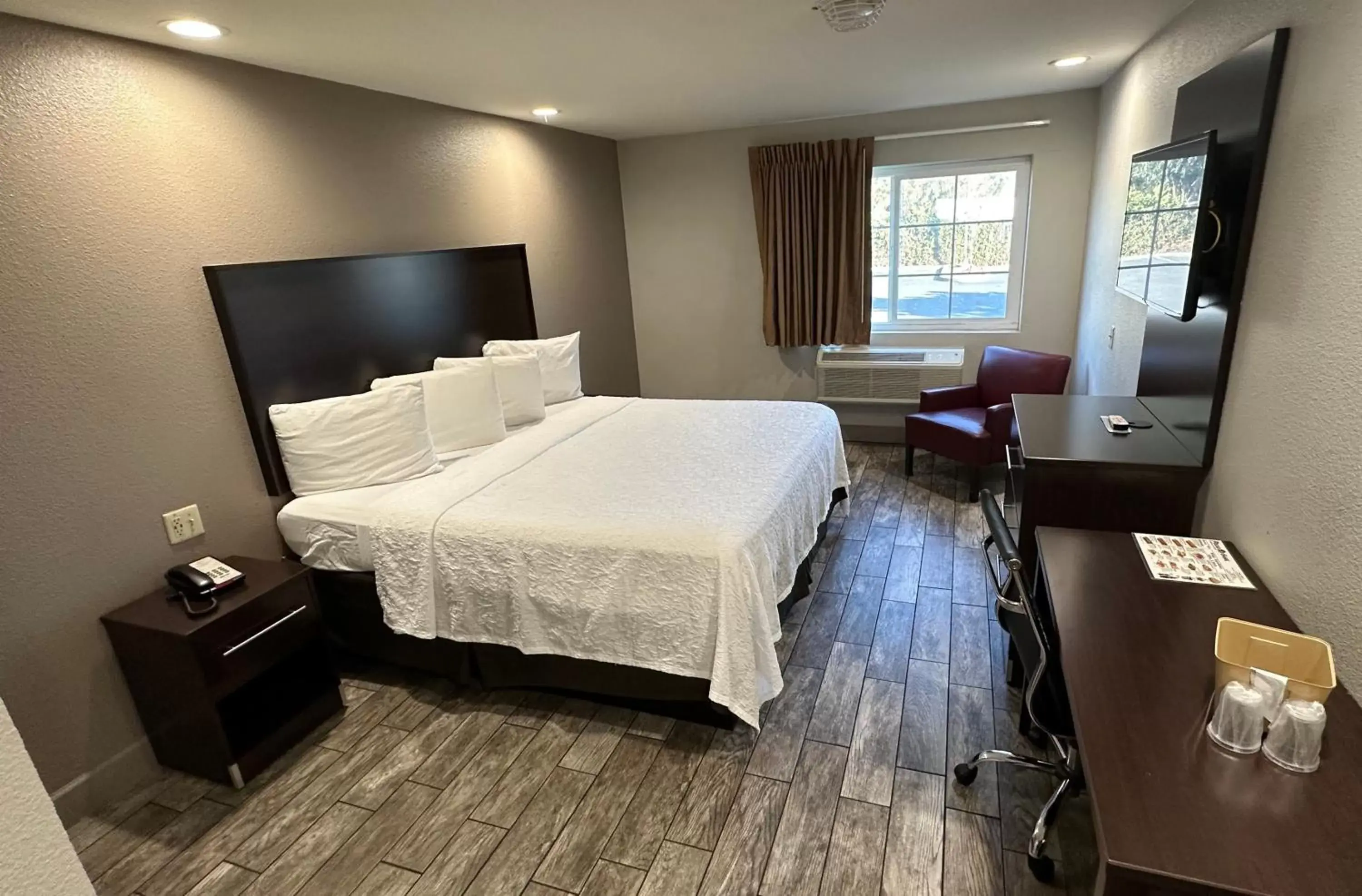 Photo of the whole room, Bed in Red Roof Inn Hayward Photo of the whole room, Bed in Red Roof Inn Hayward