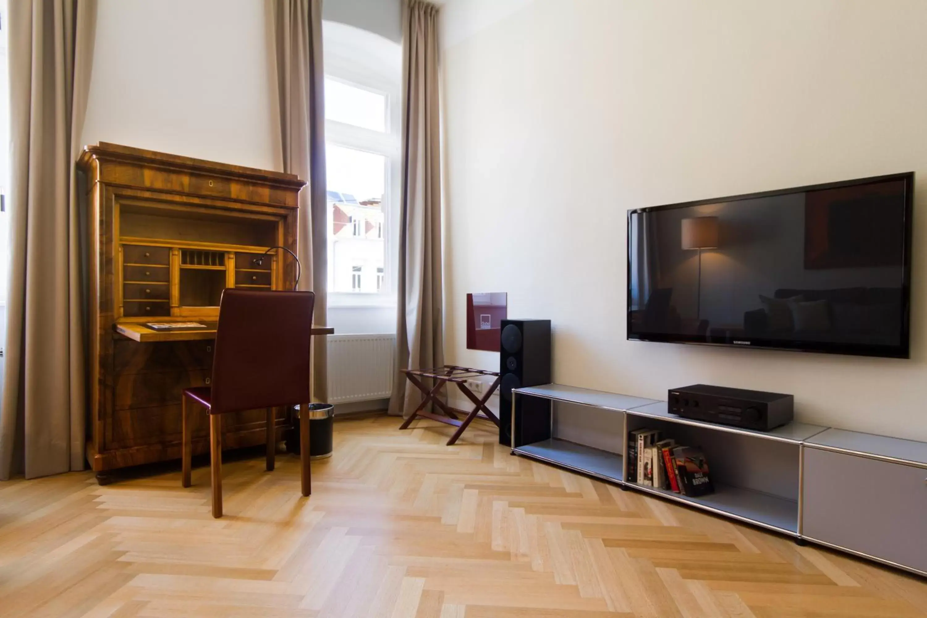 Bathroom, TV/Entertainment Center in Qube Hotel Bergheim