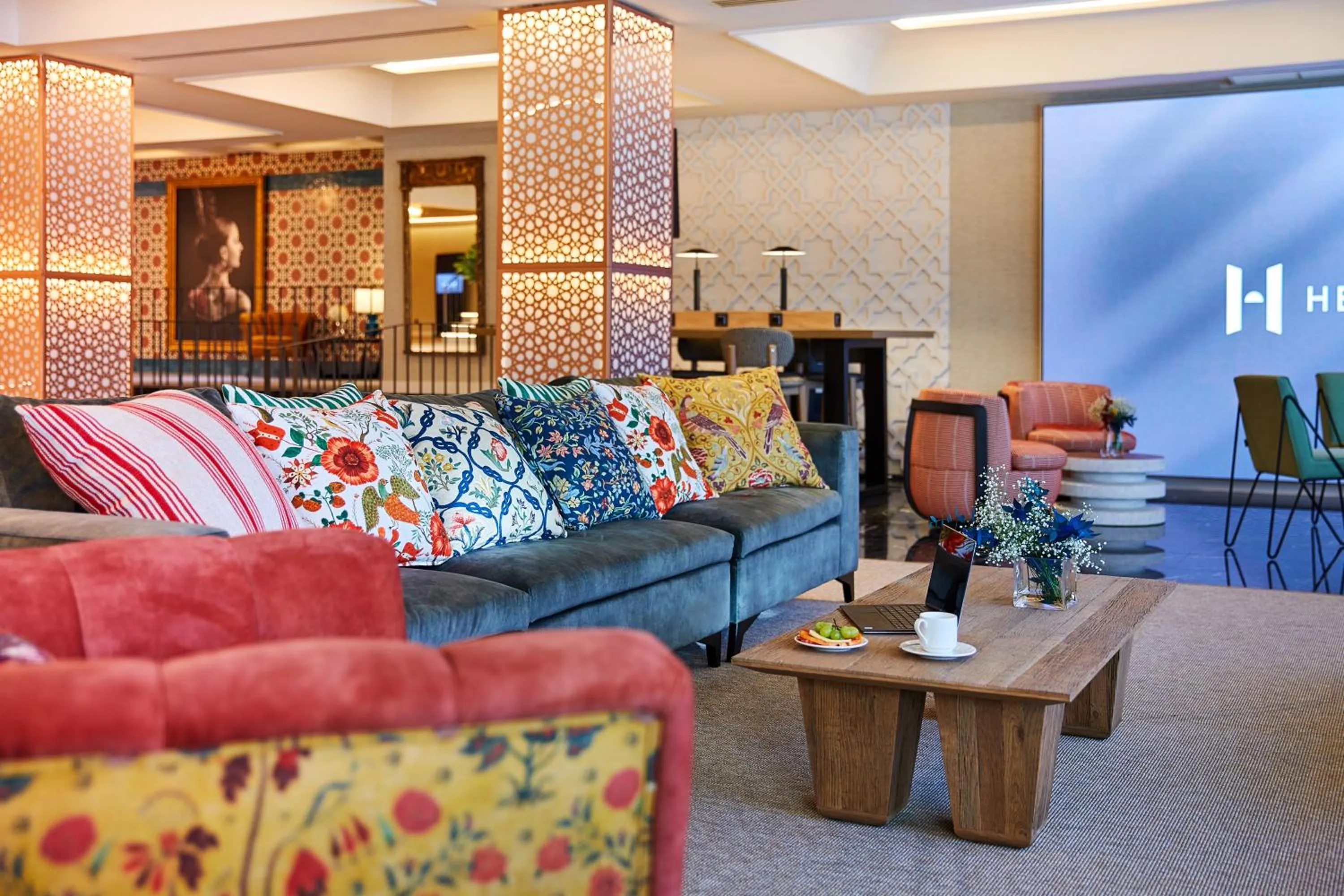 Lounge or bar in Hesperia Sevilla