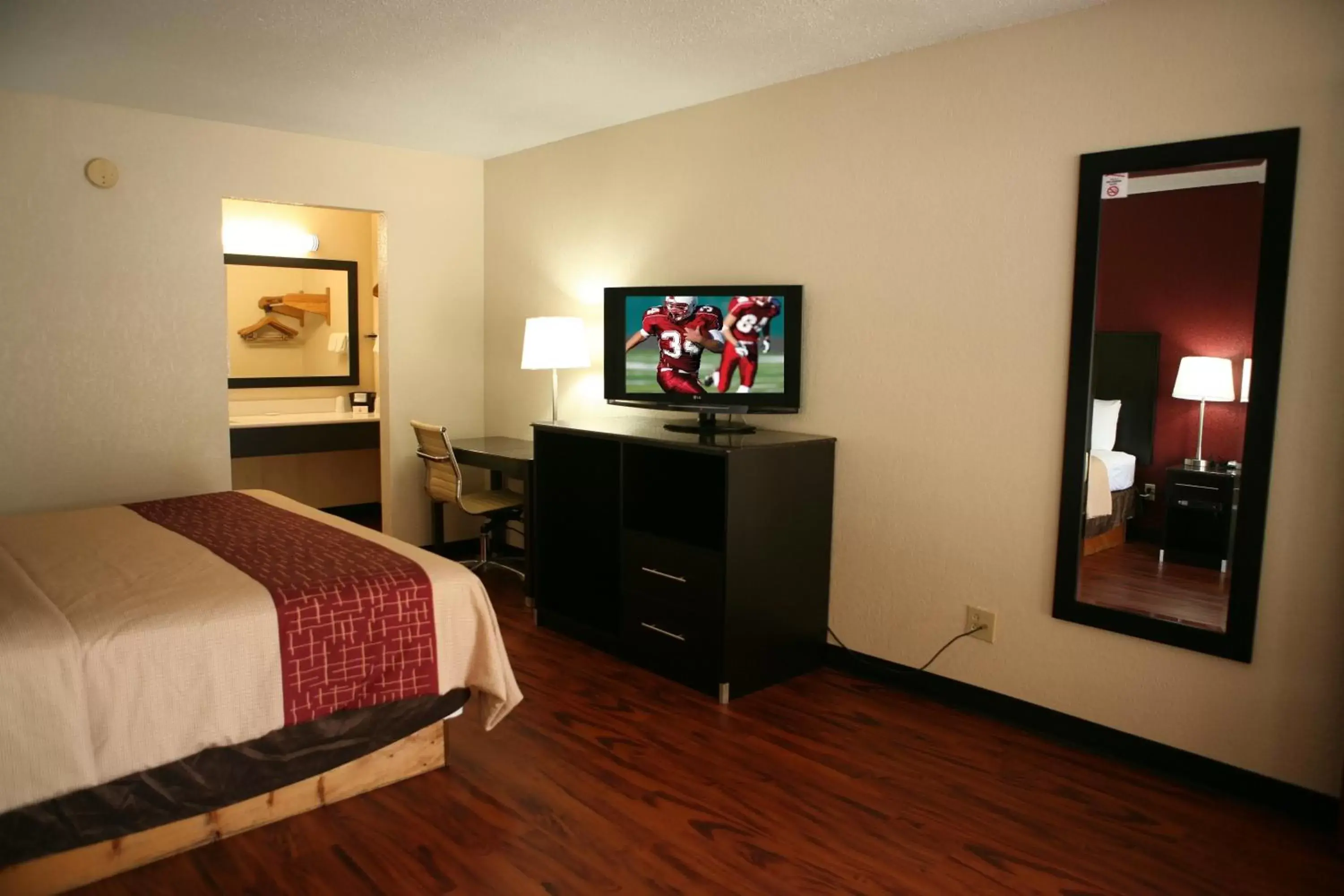 Bedroom, TV/Entertainment Center in Red Roof Inn & Suites Cave City