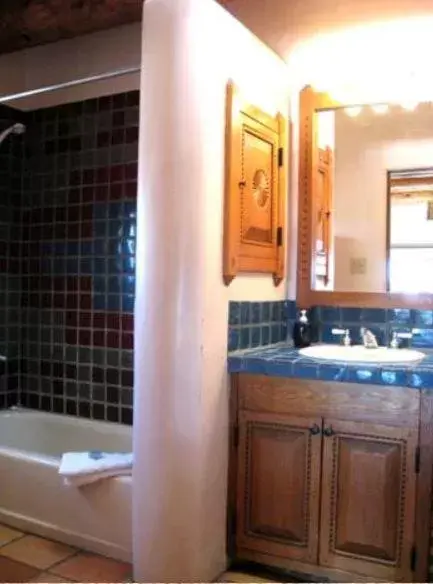 Bathroom in La Dona Luz Inn an Historic B&B