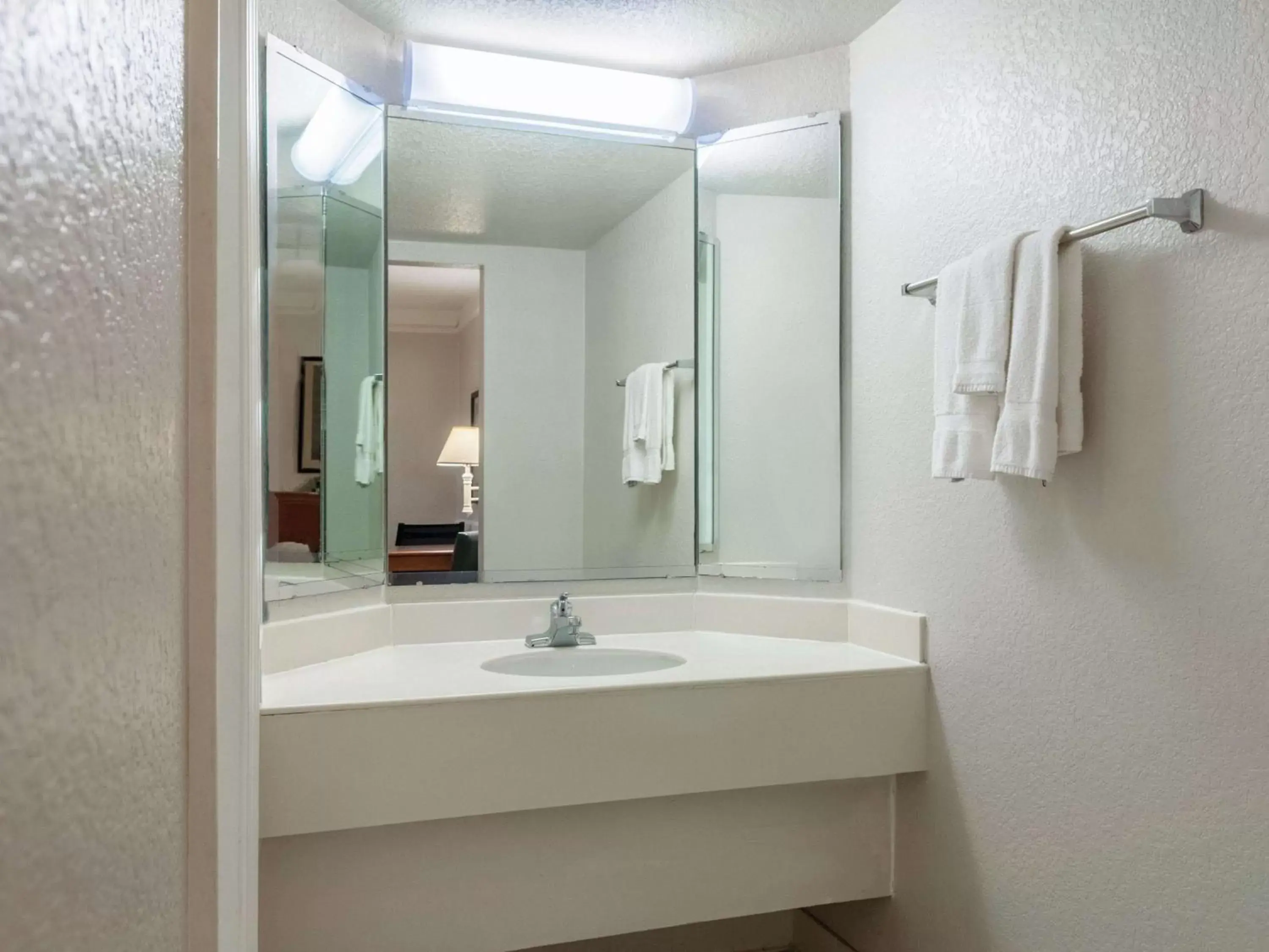 Photo of the whole room, Bathroom in La Quinta Inn by Wyndham New Orleans West Bank / Gretna